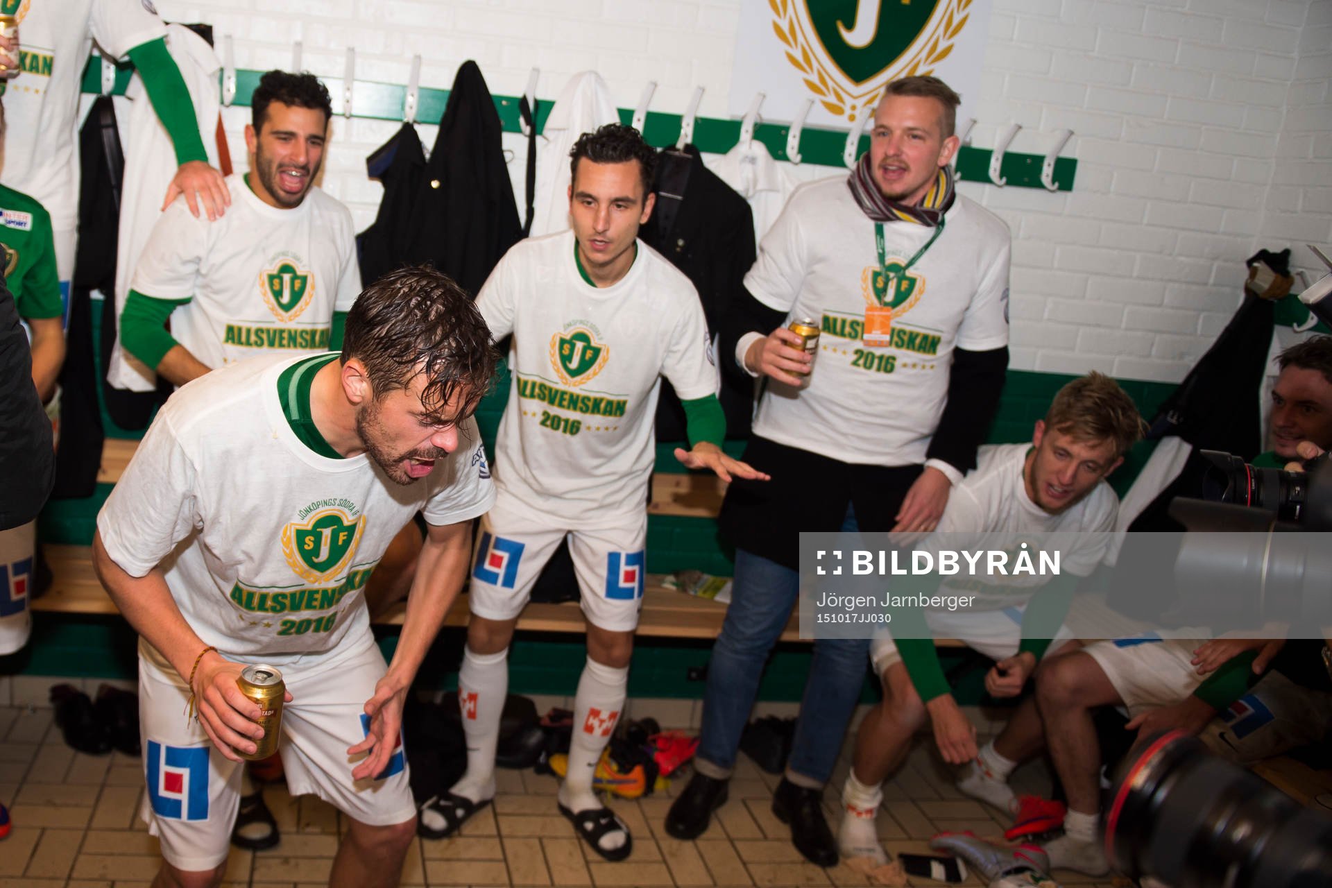 Jönköpings Fredric Fendrich leder allsången i omklädningsrummet efter att Jönköpings är klart för Allsvenskan 2016 efter en fotbollsmatch i Superettan mellan Jönköping Södra och Östersund den 17 oktober 2015 i Jönköping.