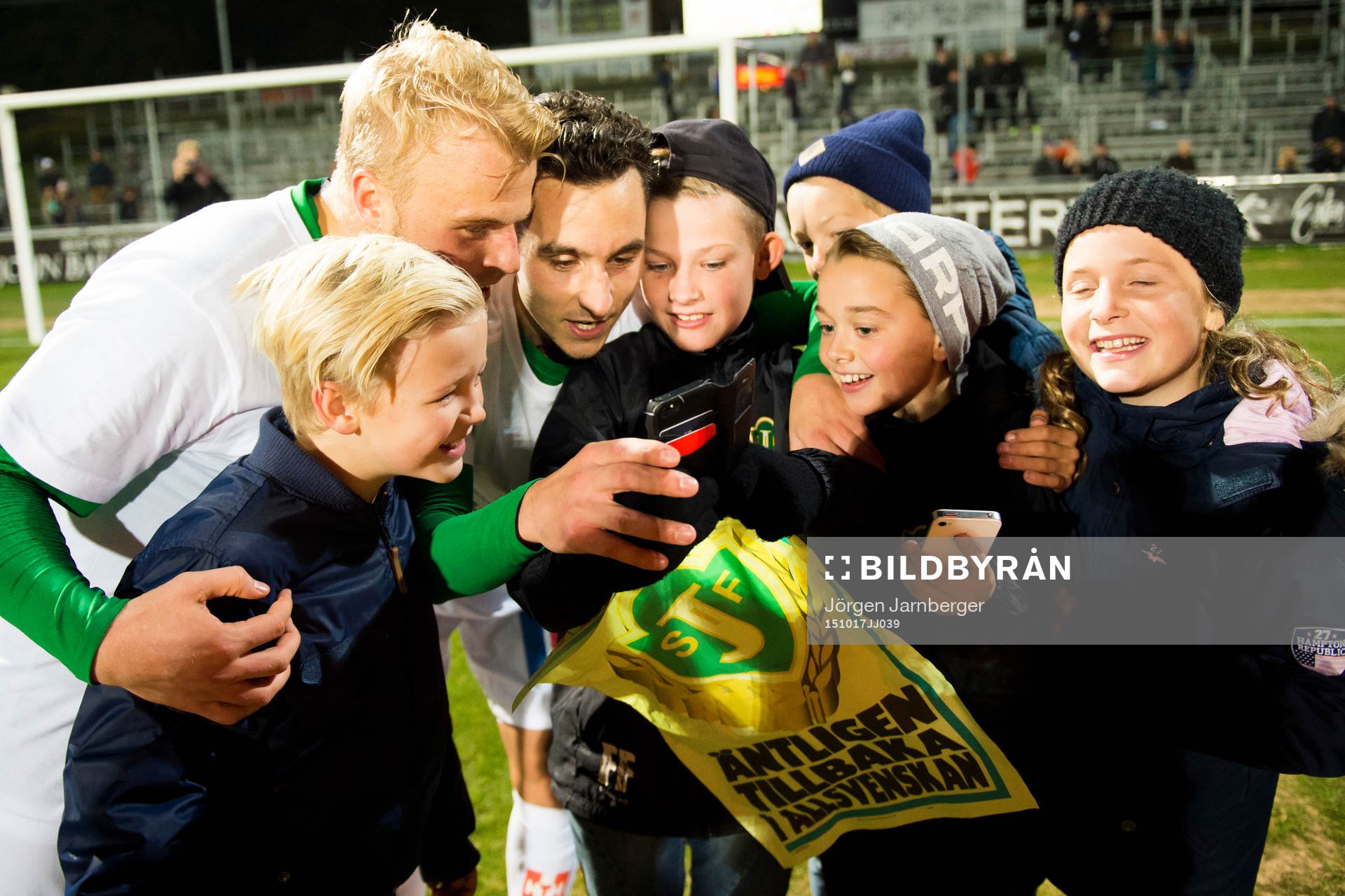 Jönköpings Ronny Sabo och Sebastian Holmkvist tar selfi