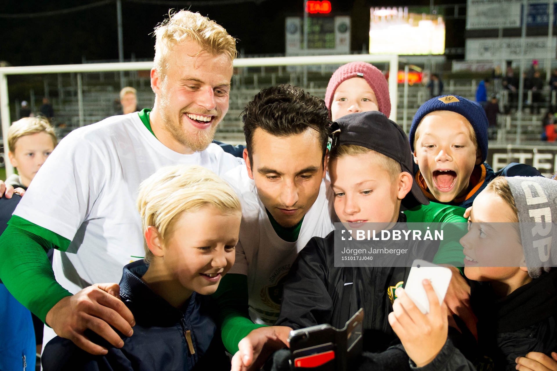 Jönköpings Ronny Sabo och Sebastian Holmkvist tar selfi