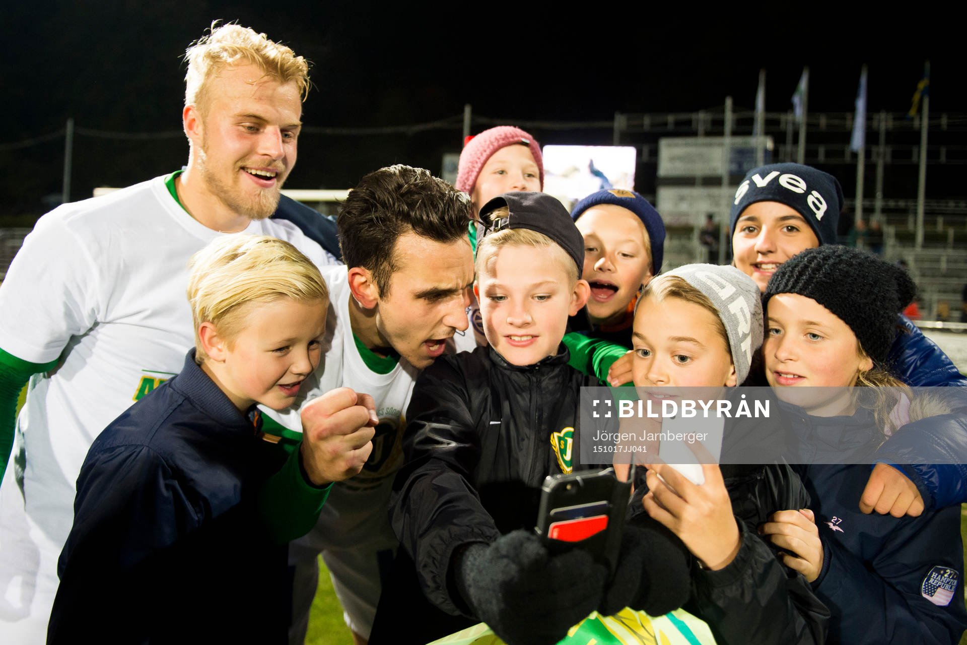 Jönköpings Ronny Sabo och Sebastian Holmkvist tar selfi