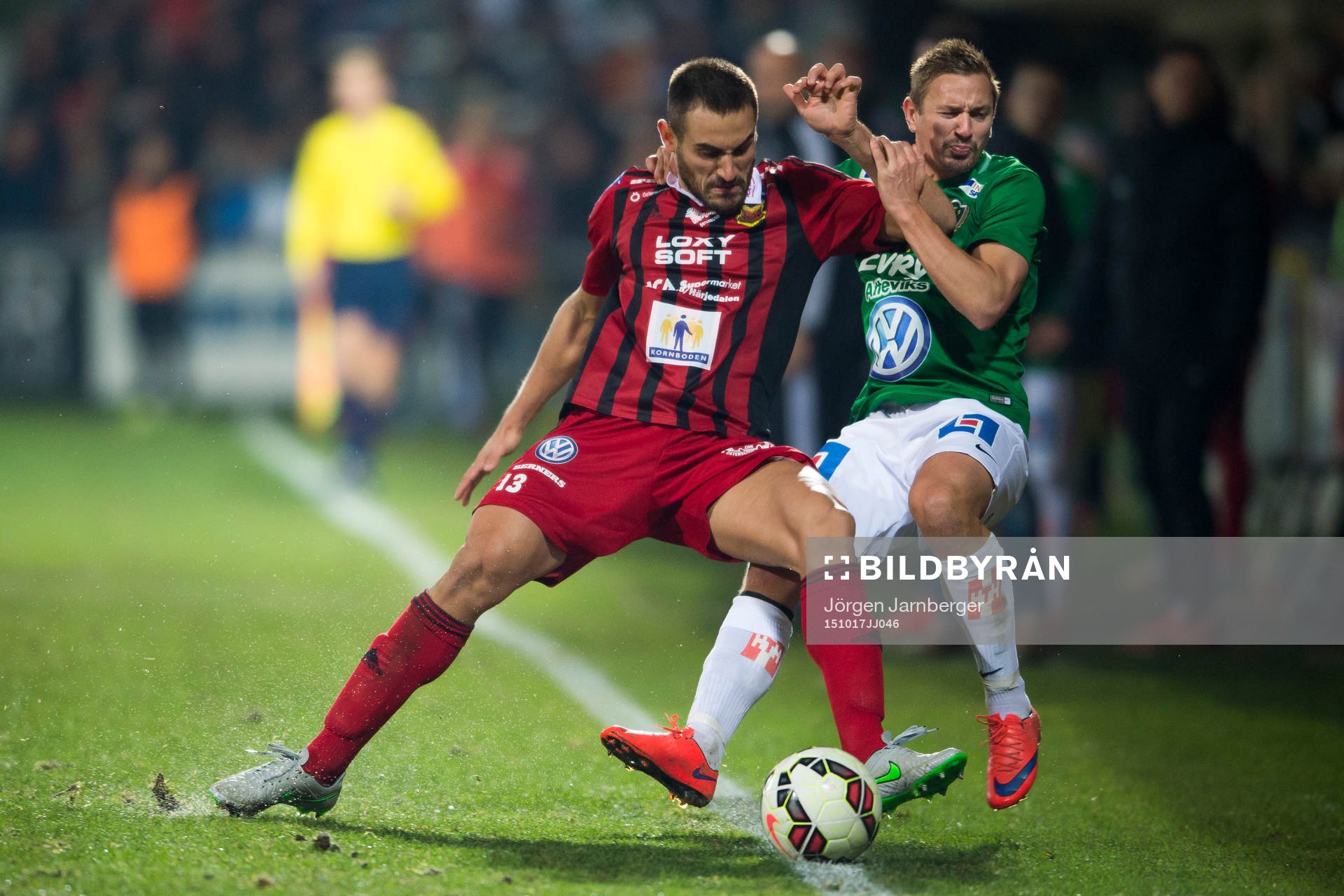 En spelare i Östersunds tacklar ut Jönköpings Fredrik