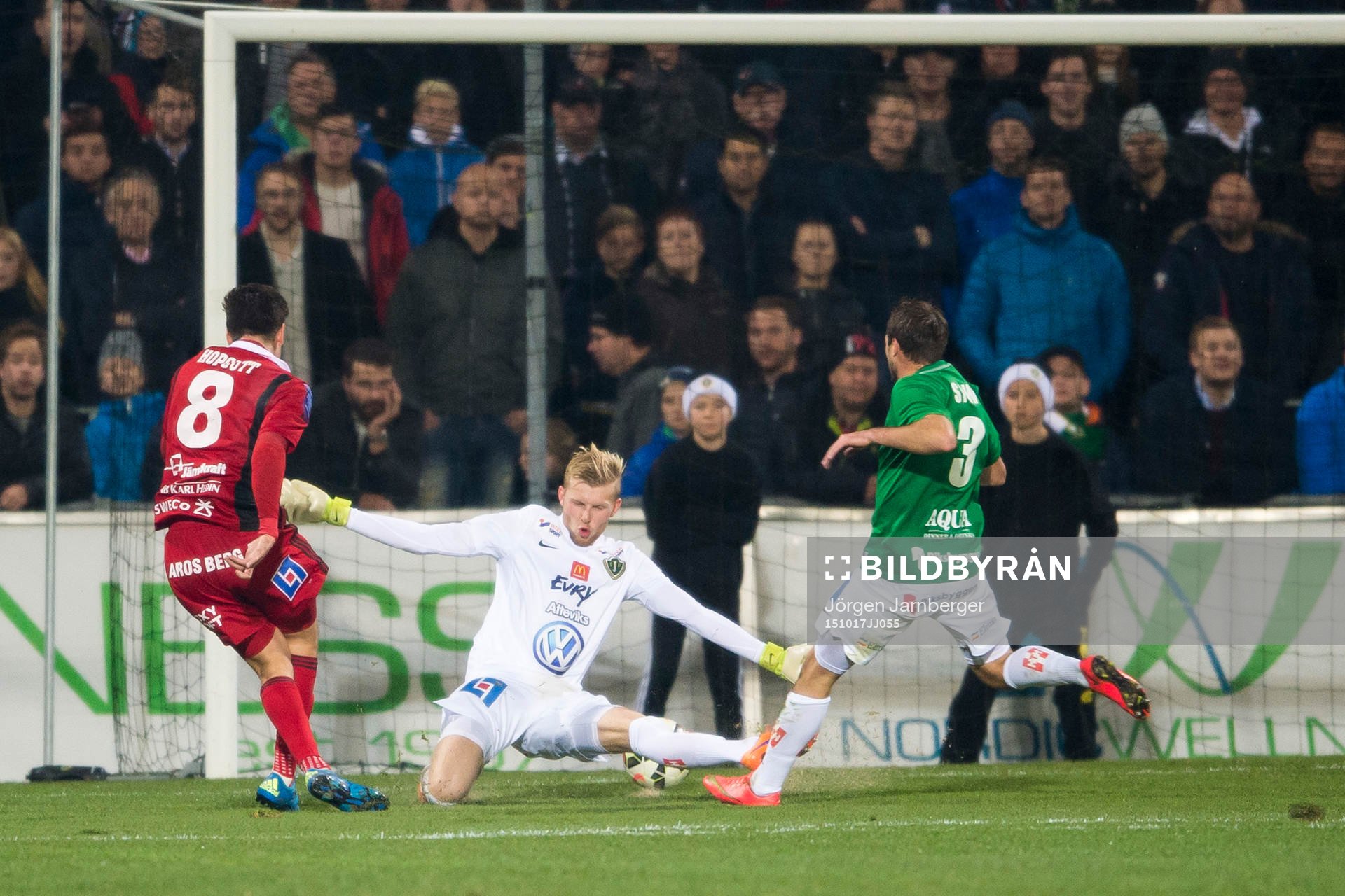 Östersunds Jamie Hopcutt gör 0-1 på Jönköpings