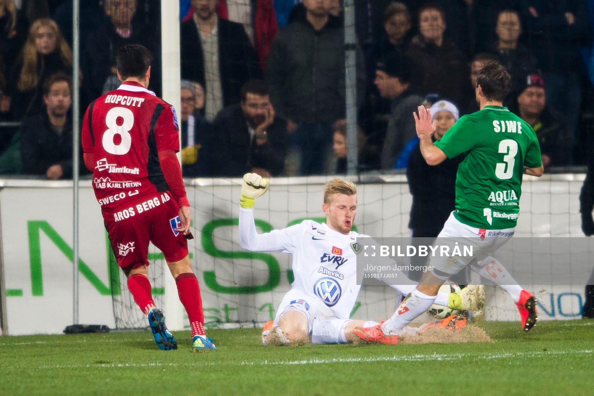 Östersunds Jamie Hopcutt gör 0-1 på Jönköpings