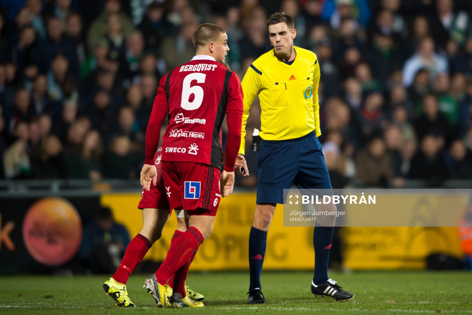 Domare Magnus Lindgren diskuterar med två Östersunds