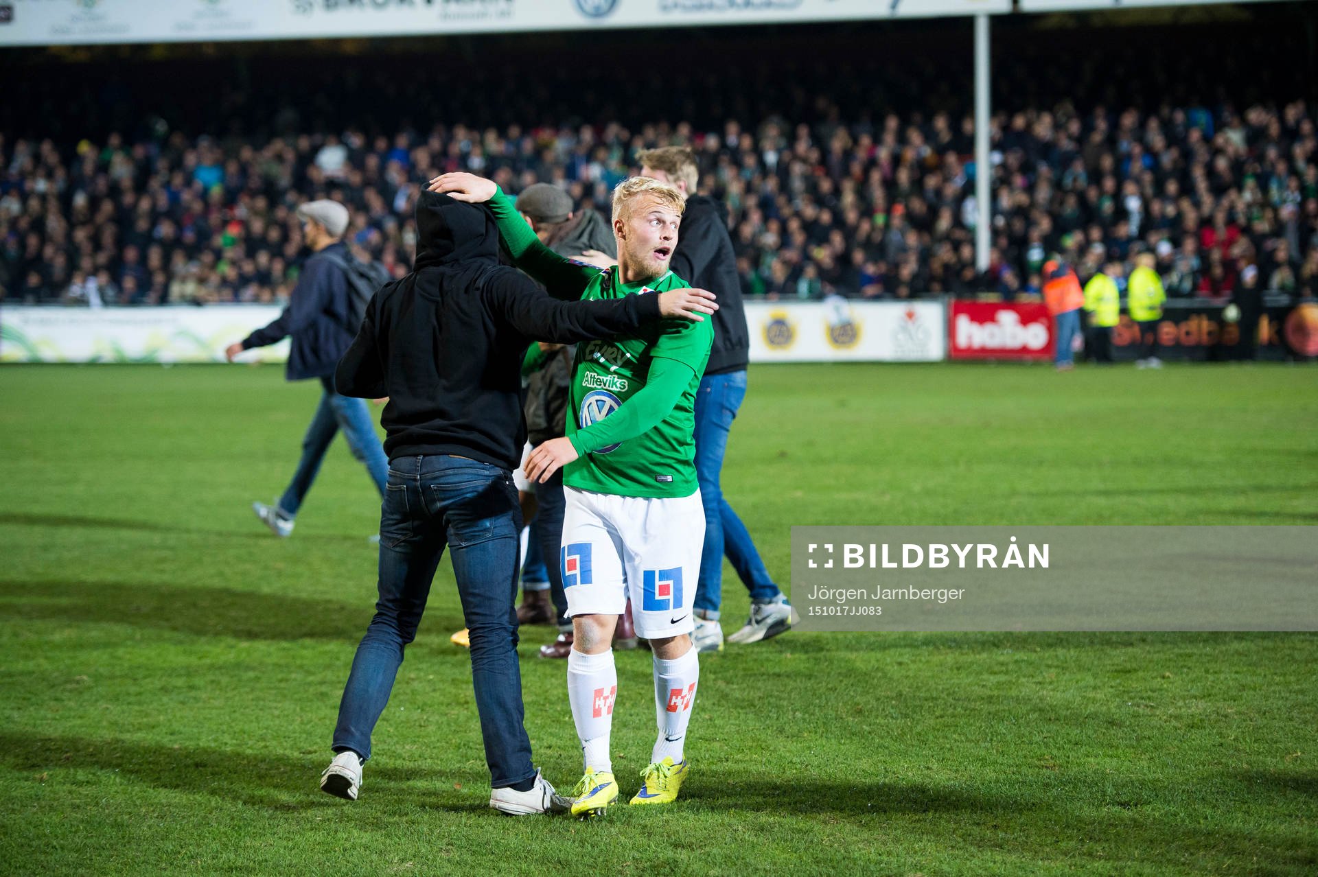 Jönköpings Sebastian Holmkvist klappas om av en supporter