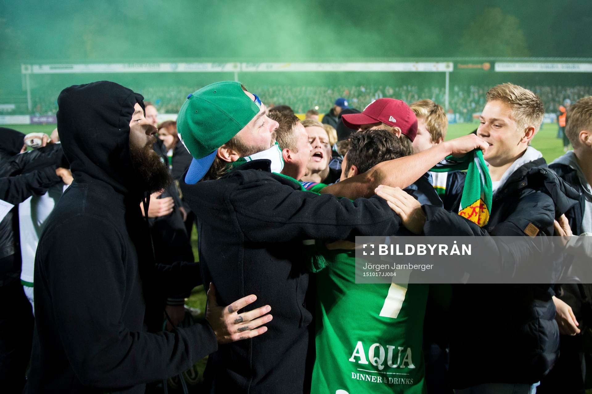 Jönköpings Ronny Sabo (rygg mot kameran) kramas om av