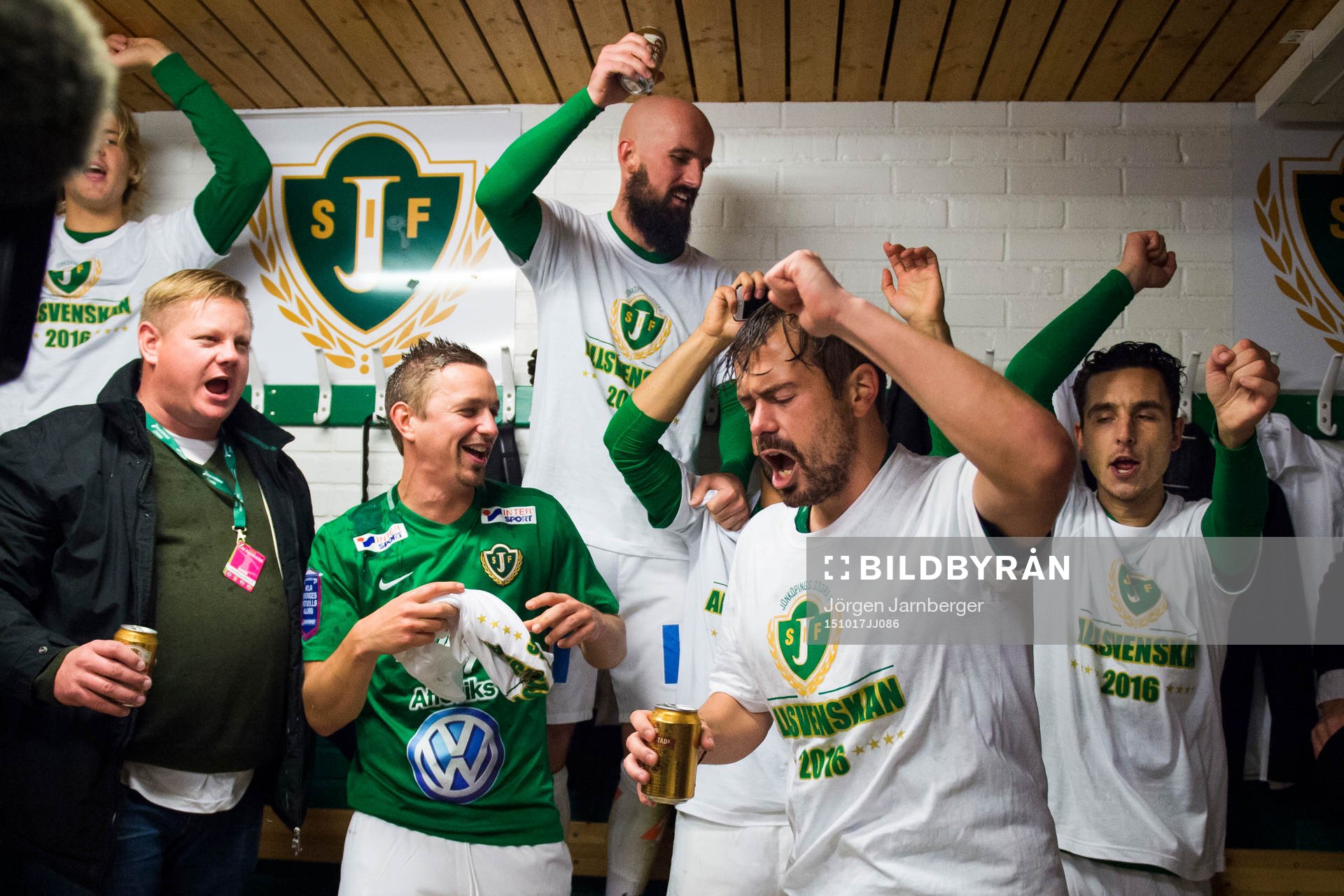 Jönköpings spelare med Fredric Fendrich i spetsen firar