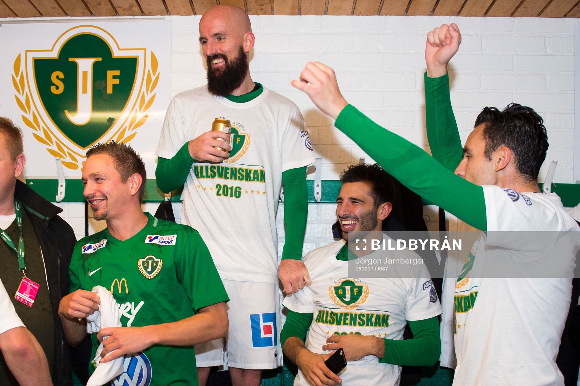 Jönköpings spelare firar att man säkrat Allsvensk plats till 2016 efter en fotbollsmatch i Superettan mellan Jönköping Södra och Östersund den 17 oktober 2015 i Jönköping.