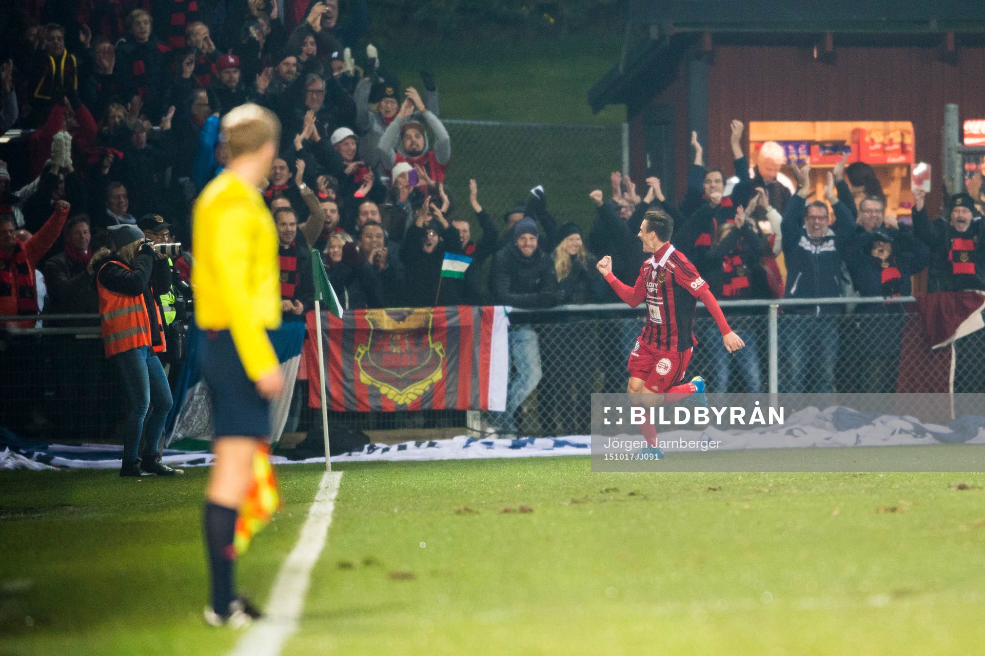 Östersunds Jamie Hopcutt jublar mot supportrarna