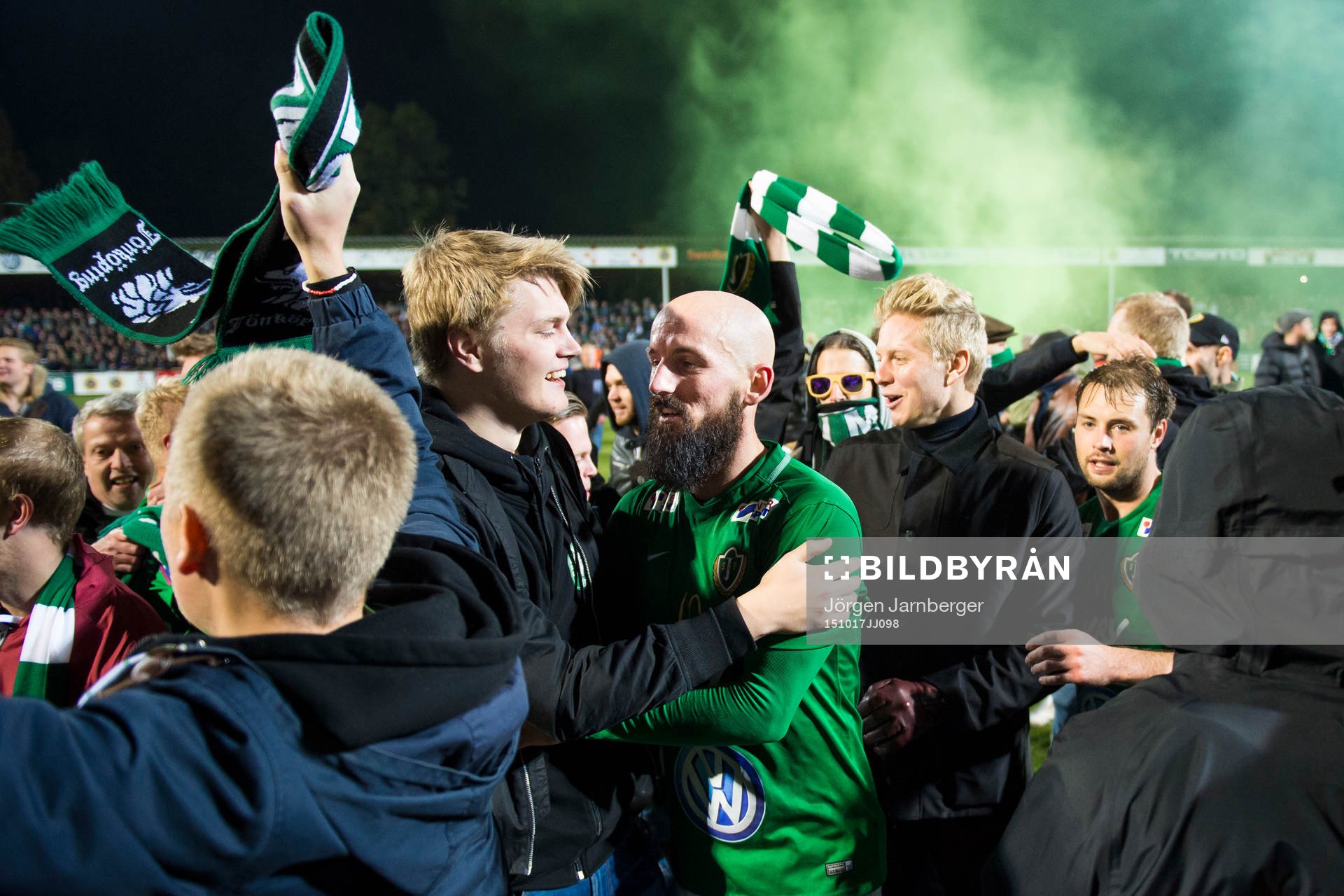Jönköpings Tobias Nilsson firar ihop med supportrar