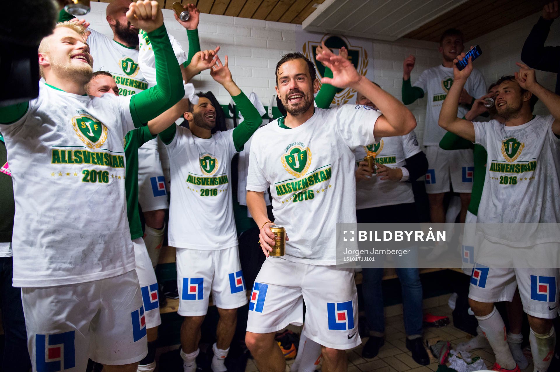 Jönköpings Fredric Fendrich i täten för Jönköpings firande i omklädningsrummet efter att laget blivit klart för Allsvenskan 2016 efter en fotbollsmatch i Superettan mellan Jönköping Södra och Östersund den 17 oktober 2015 i Jönköping.