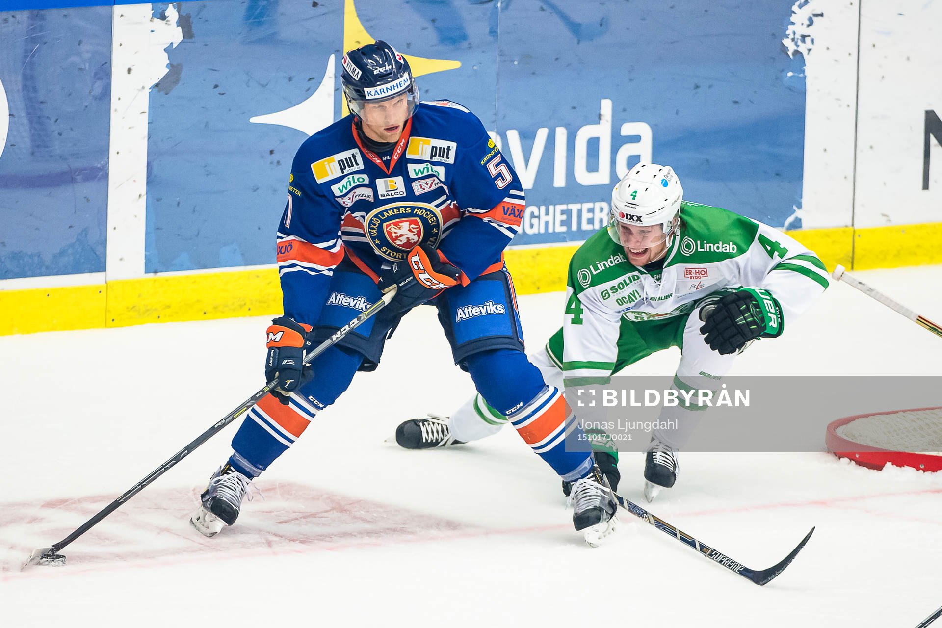 Växjös Joey Crabb jagas av Rögles Ludvig Claesson