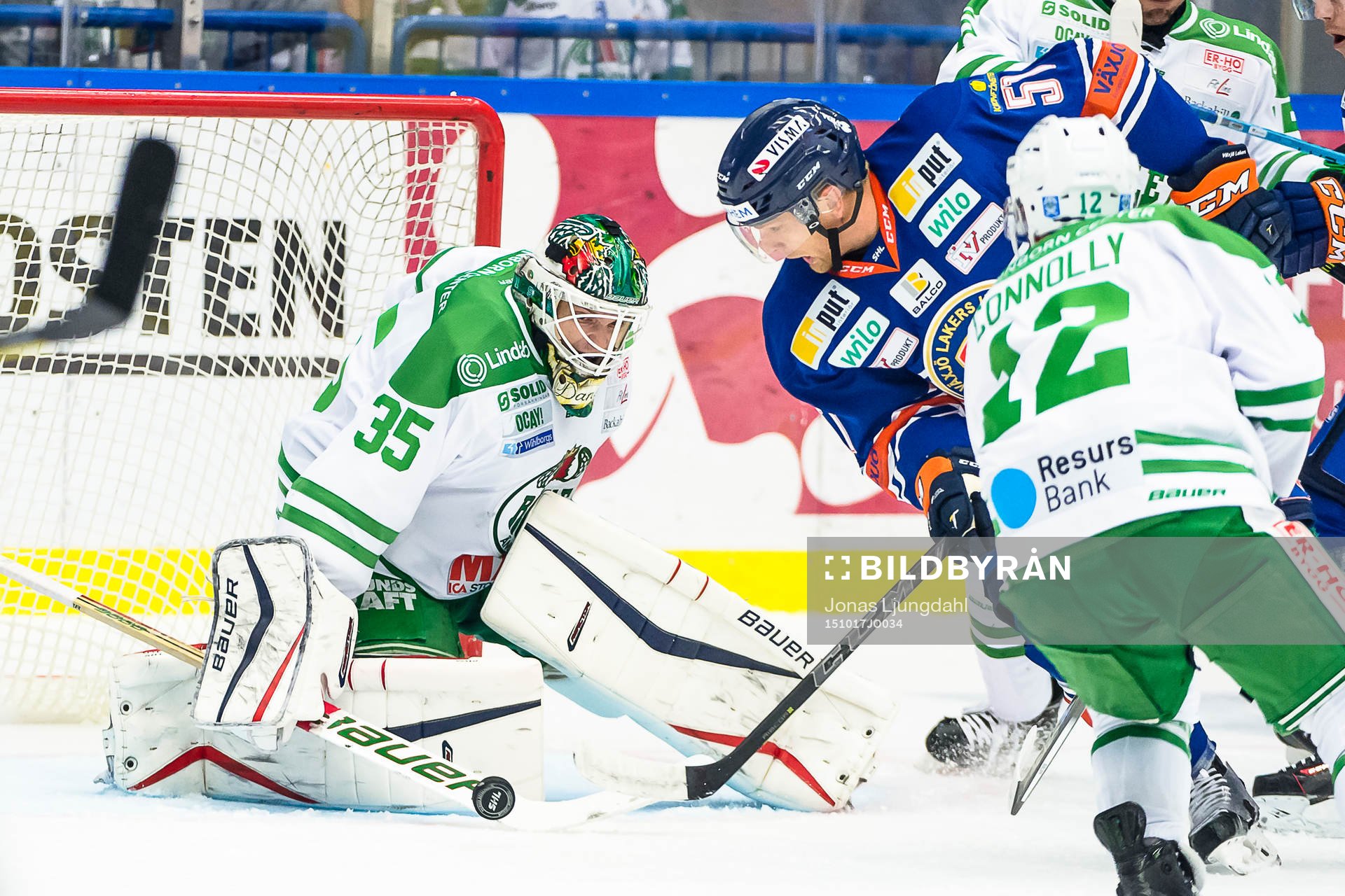 Växjös Joey Crabb oroar framför Rögles målvakt Oscar