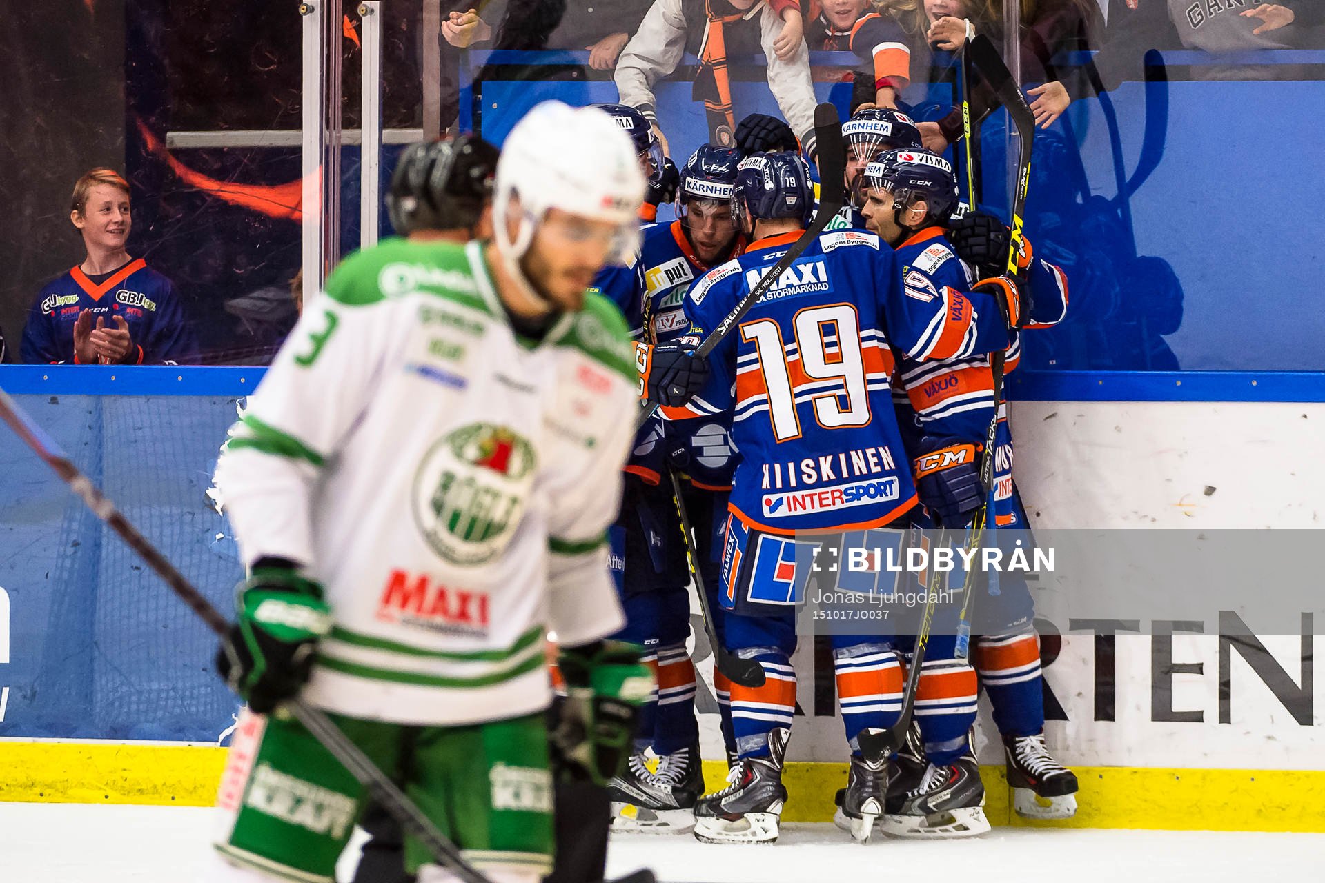Växjös spelare jublar och en Röglespelare deppar