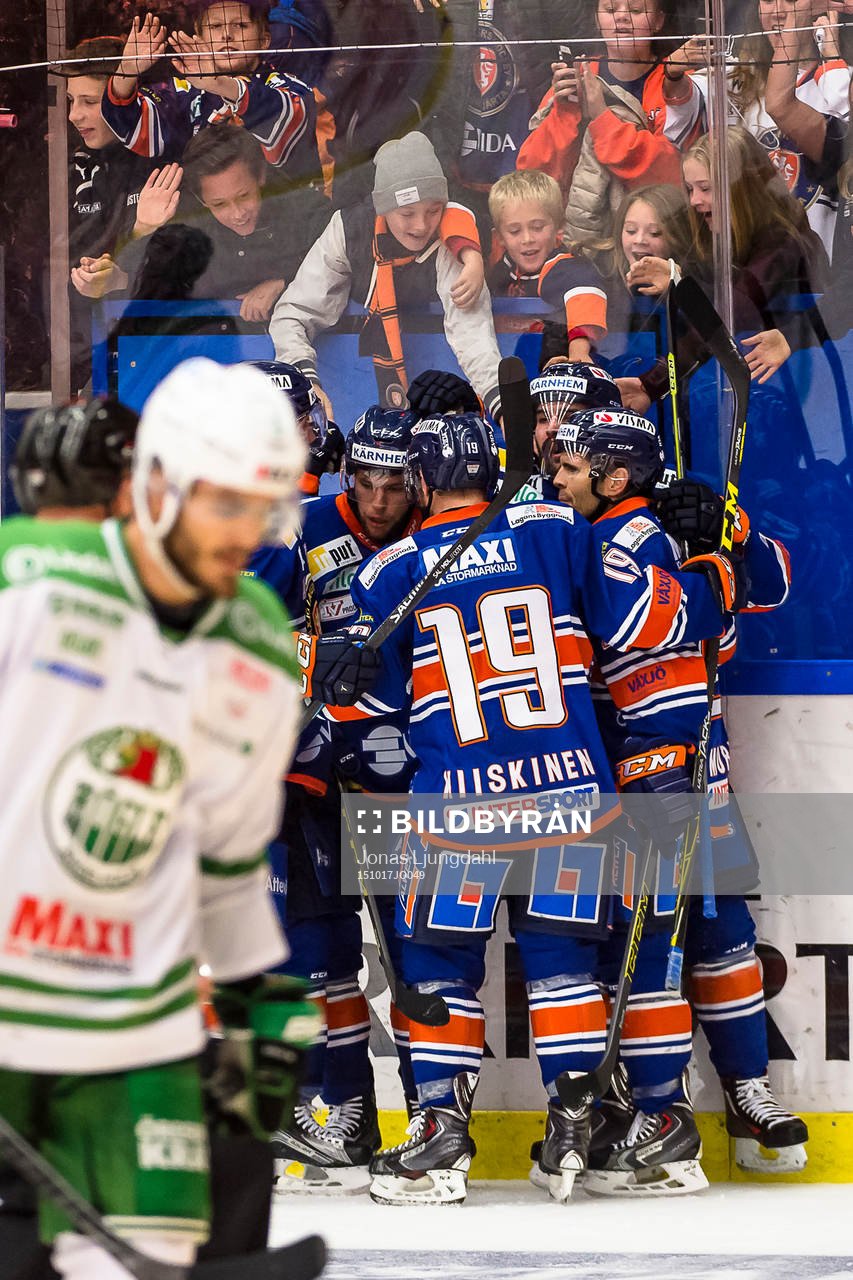 Växjös spelare jublar och en Röglespelare deppar