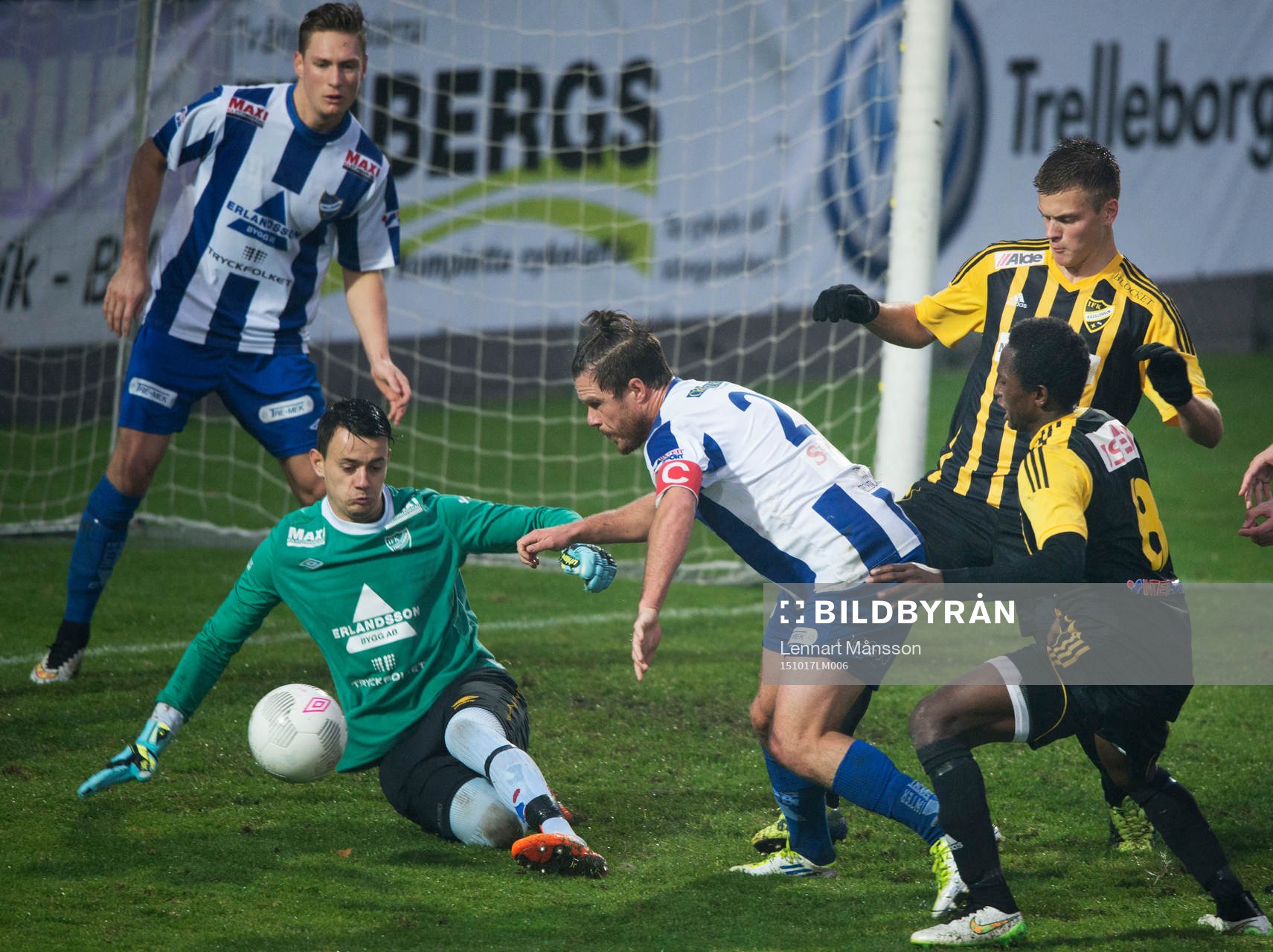 IFK Hässleholms Mamudu Moro framme och oroar Trelleborgs