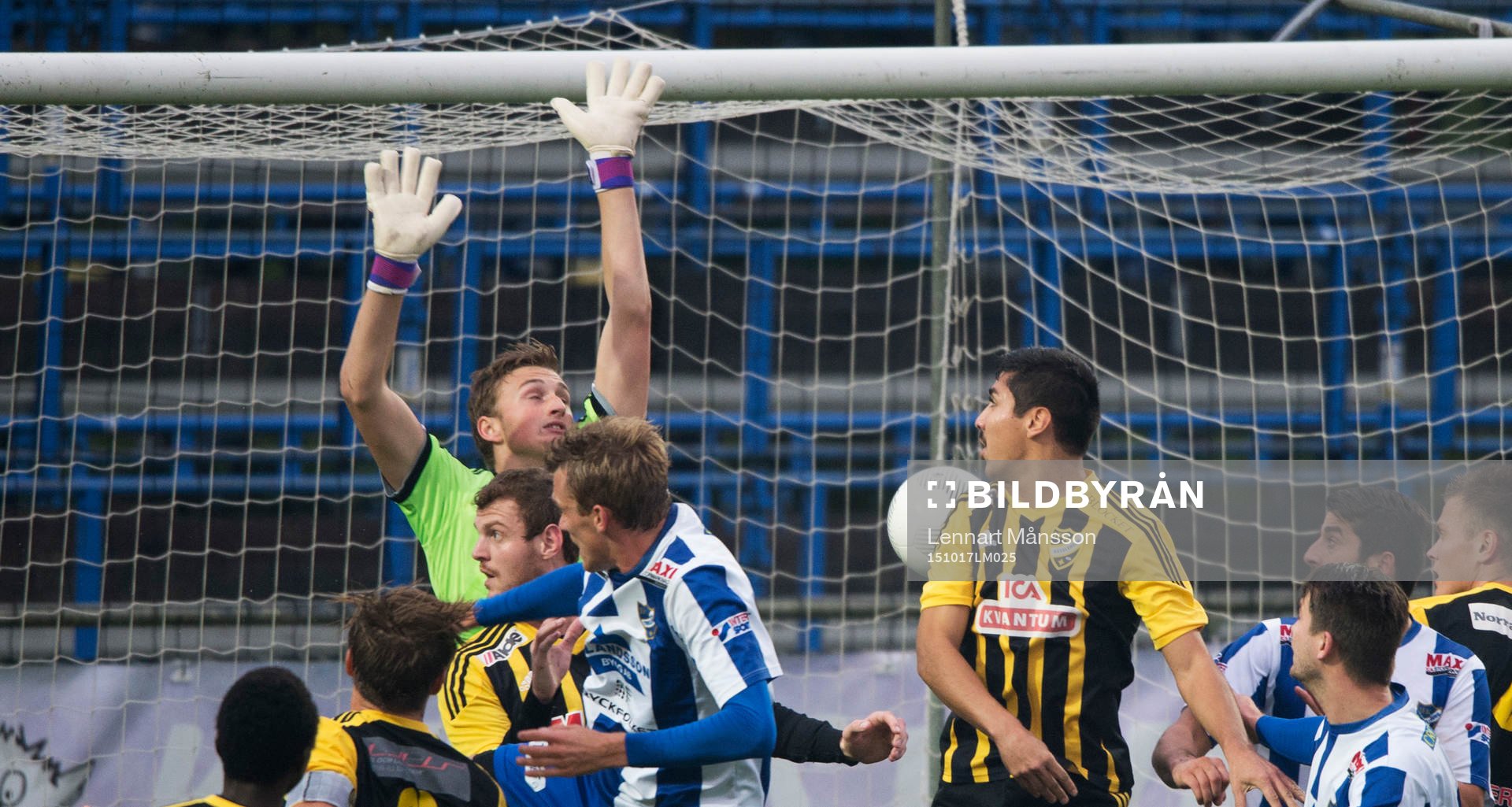 IFK Trelleborg jublar efter att ha fått 1-0 på självmål i kvalmatchen till division 2 mellan IFK Trelleborg och IFK Hässleholm i Trelleborg 17 oktober 2015.