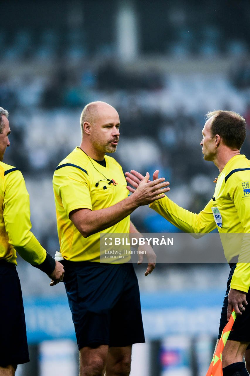 Domare Martin Hansson som dömmer sin sista match tar här
