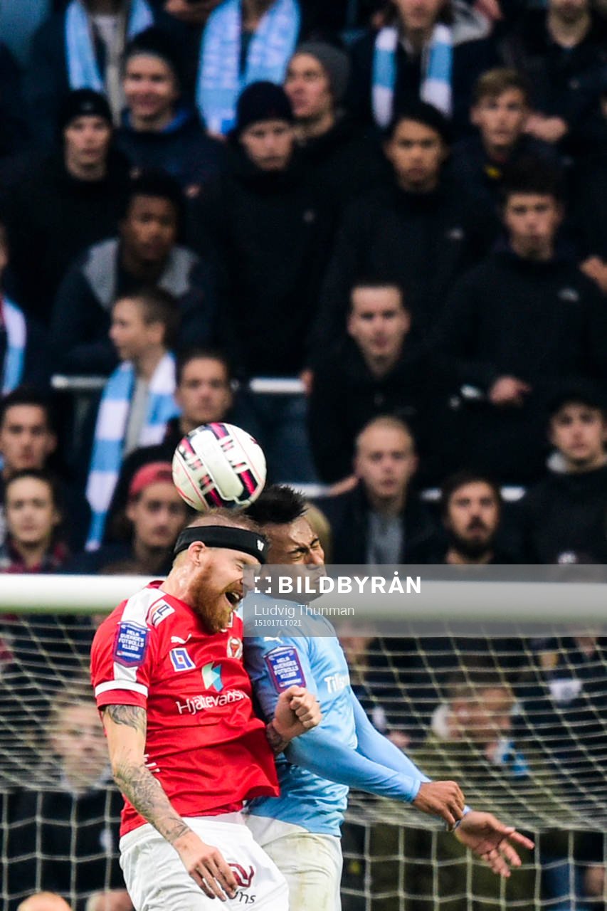Kalmars Marcus Nilsson i nickduell med Malmös Luis Felipe Carvalho da Silva under fotbollsmatchen i Allsvenskan mellan Malmö FF och Kalmar den 17 oktober 2015 i Malmö.