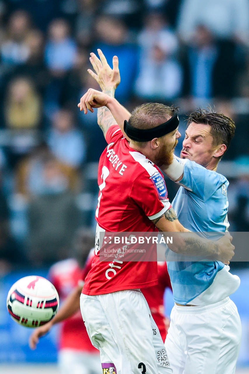 Malmös Markus Rosenberg stoppas av Kalmars Marcus Nilsson
