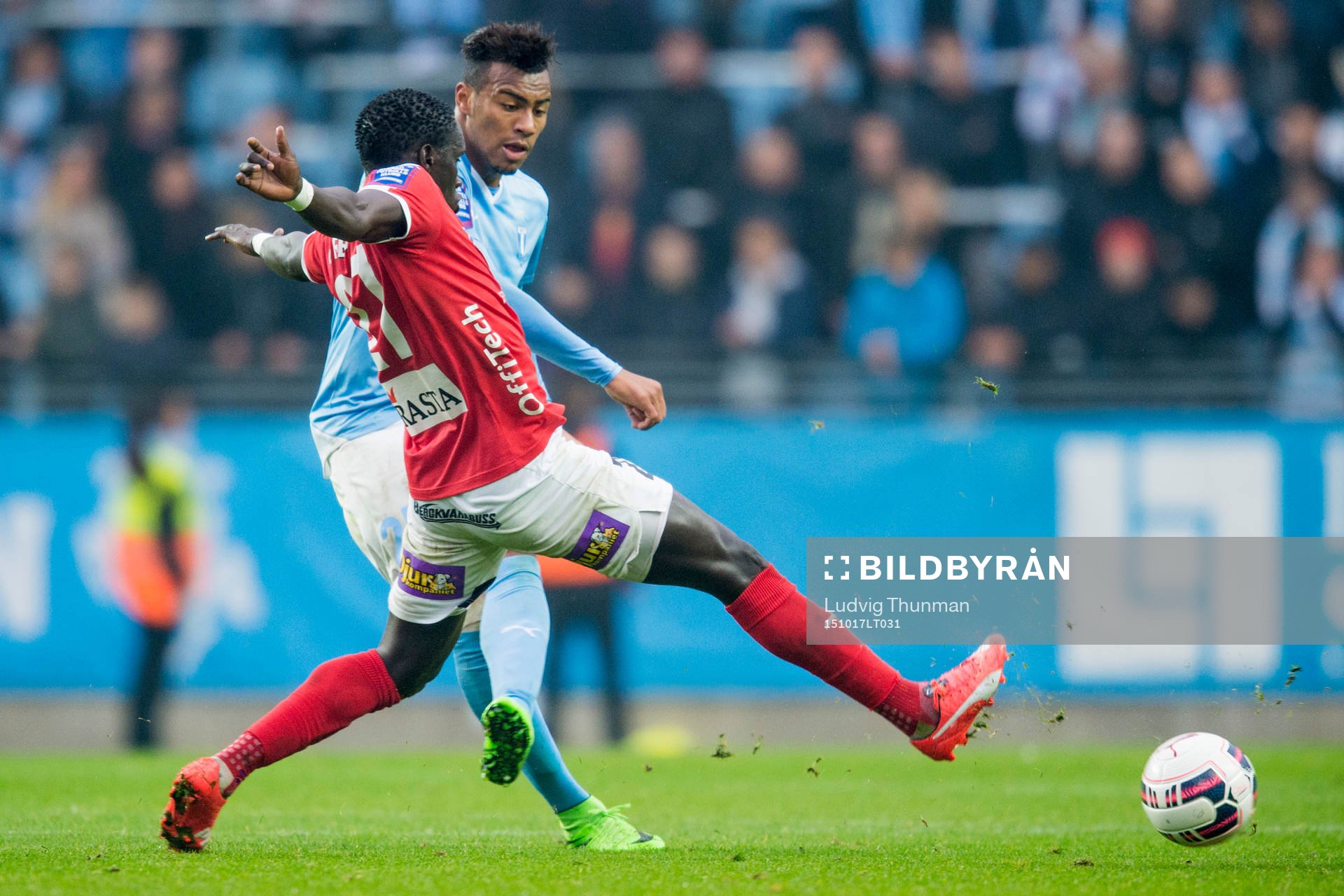 Kalmars Papa Alioune Diouf bryter framför Malmös Luis