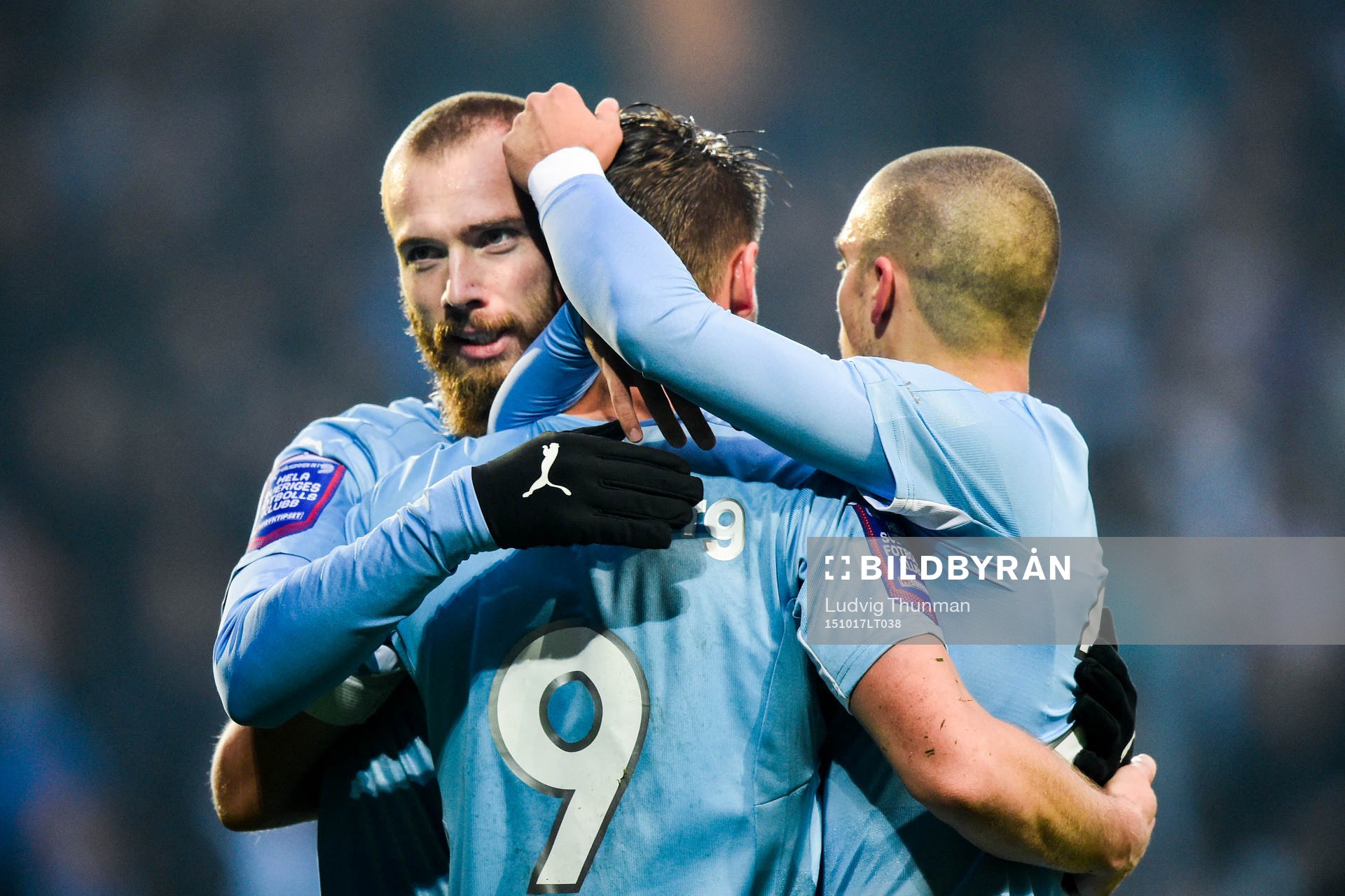 Malmös Markus Rosenberg kramas om av Jo Inge Berget och Vladimir Rodic efter sitt 1-0 mål under fotbollsmatchen i Allsvenskan mellan Malmö FF och Kalmar den 17 oktober 2015 i Malmö.