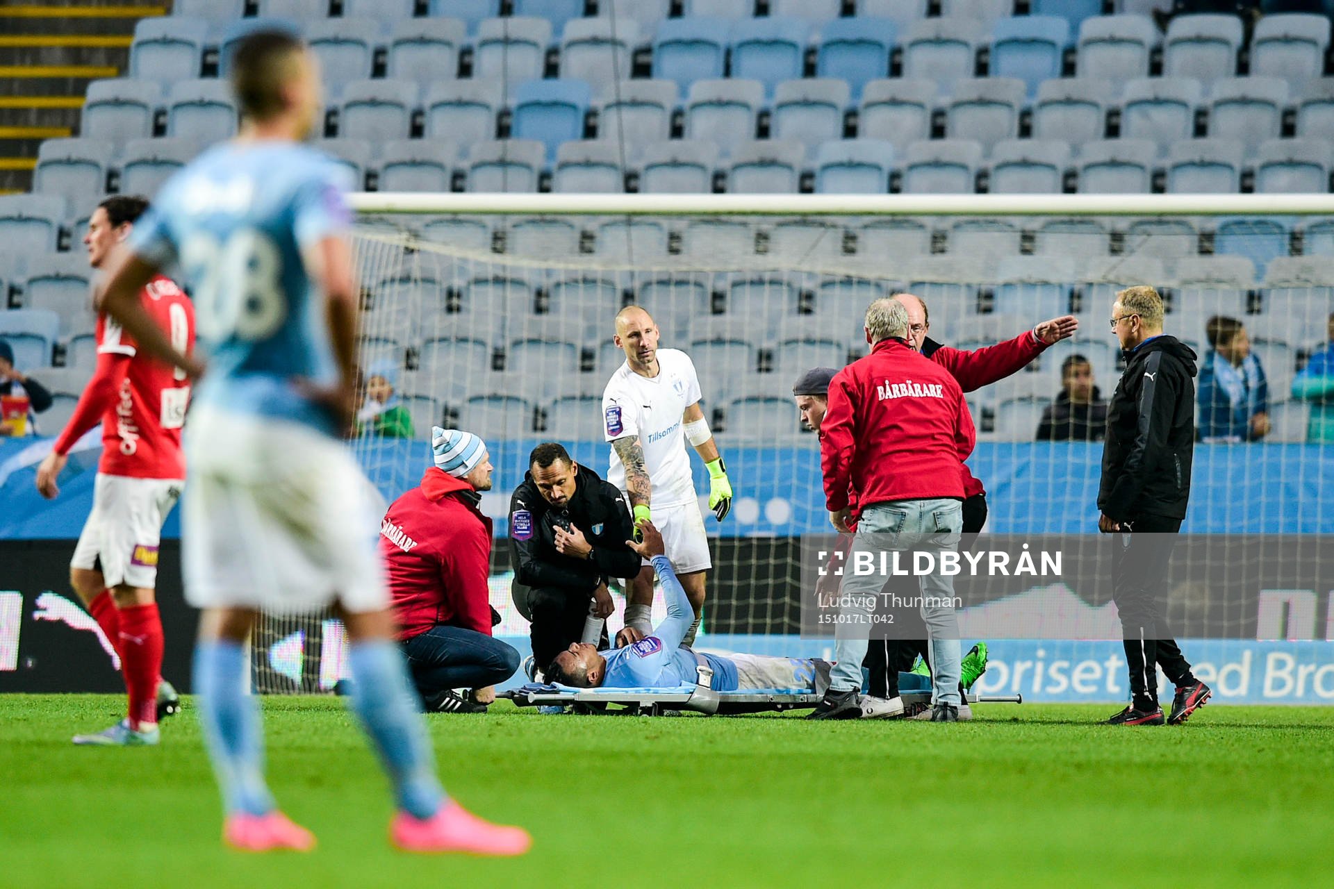 Malmös Luis Felipe Carvalho da Silva bärs ut på bår