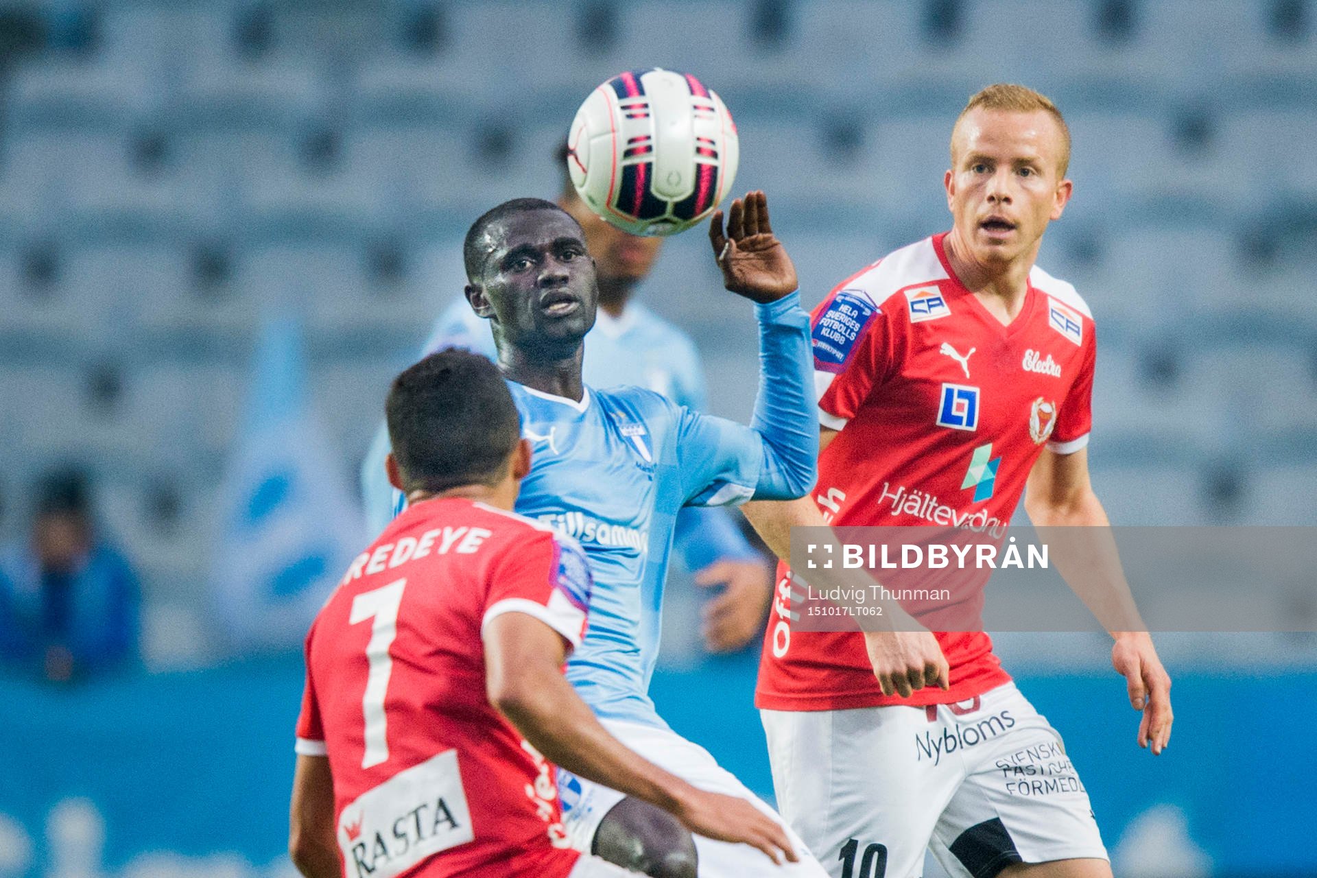 Malmös Enoch Kofi Adu i kamp om bollen med Kalmars Ismael Silva Lima och Tobias Eriksson under fotbollsmatchen i Allsvenskan mellan Malmö FF och Kalmar den 17 oktober 2015 i Malmö. 