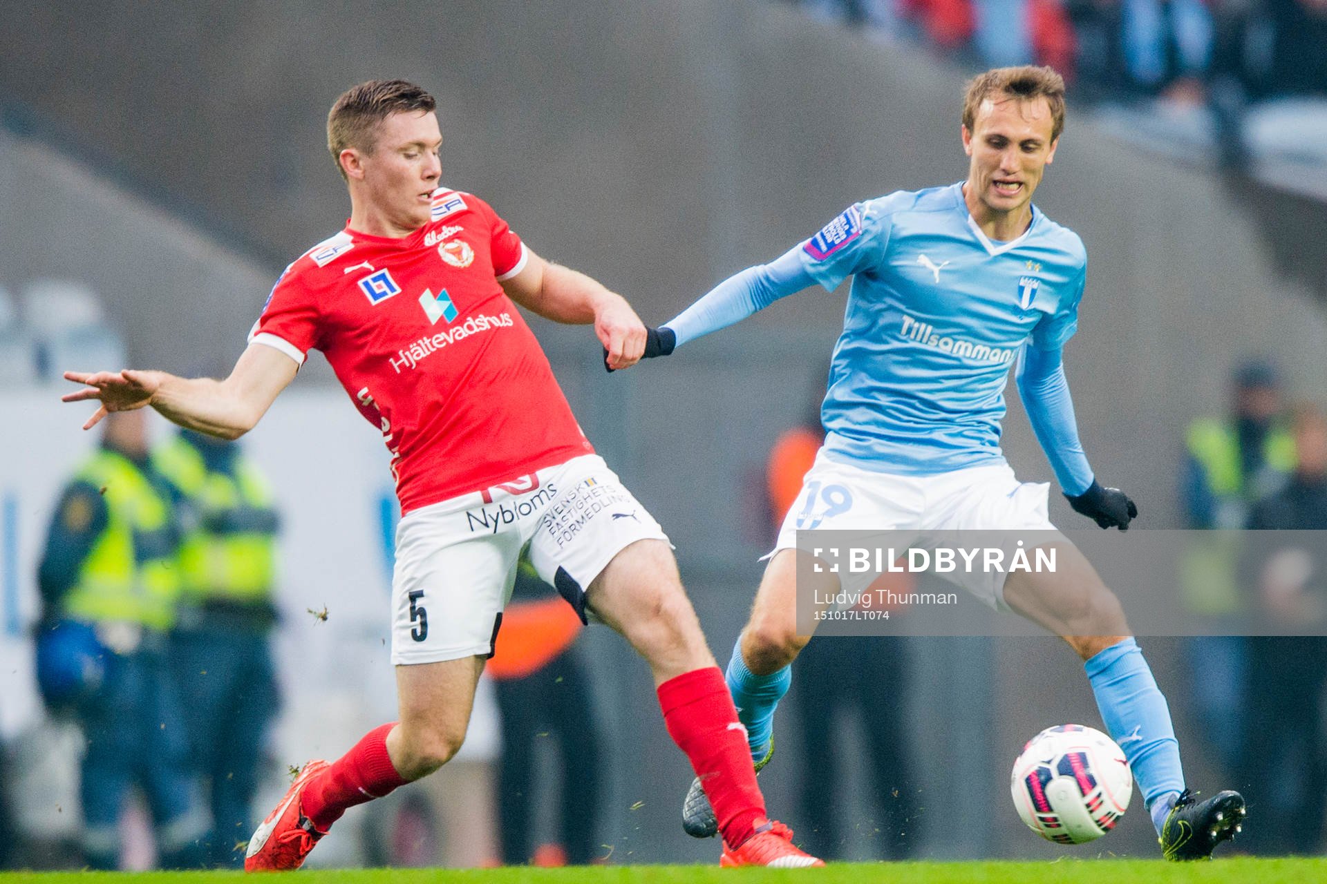 Kalmars Victor Agardius i kamp med Malmös Magnus Wolff Eikrem under fotbollsmatchen i Allsvenskan mellan Malmö FF och Kalmar den 17 oktober 2015 i Malmö.