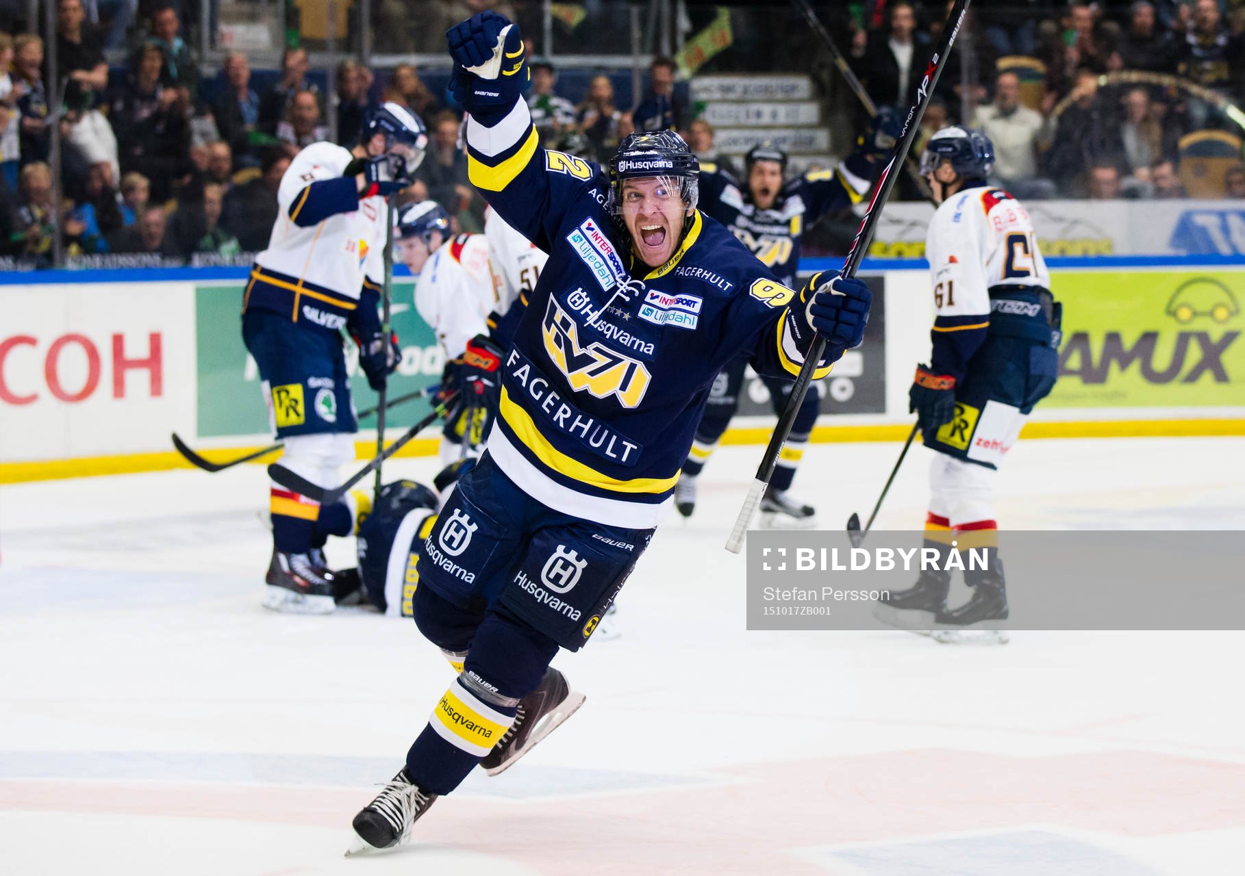 s Teemu Laine jublar