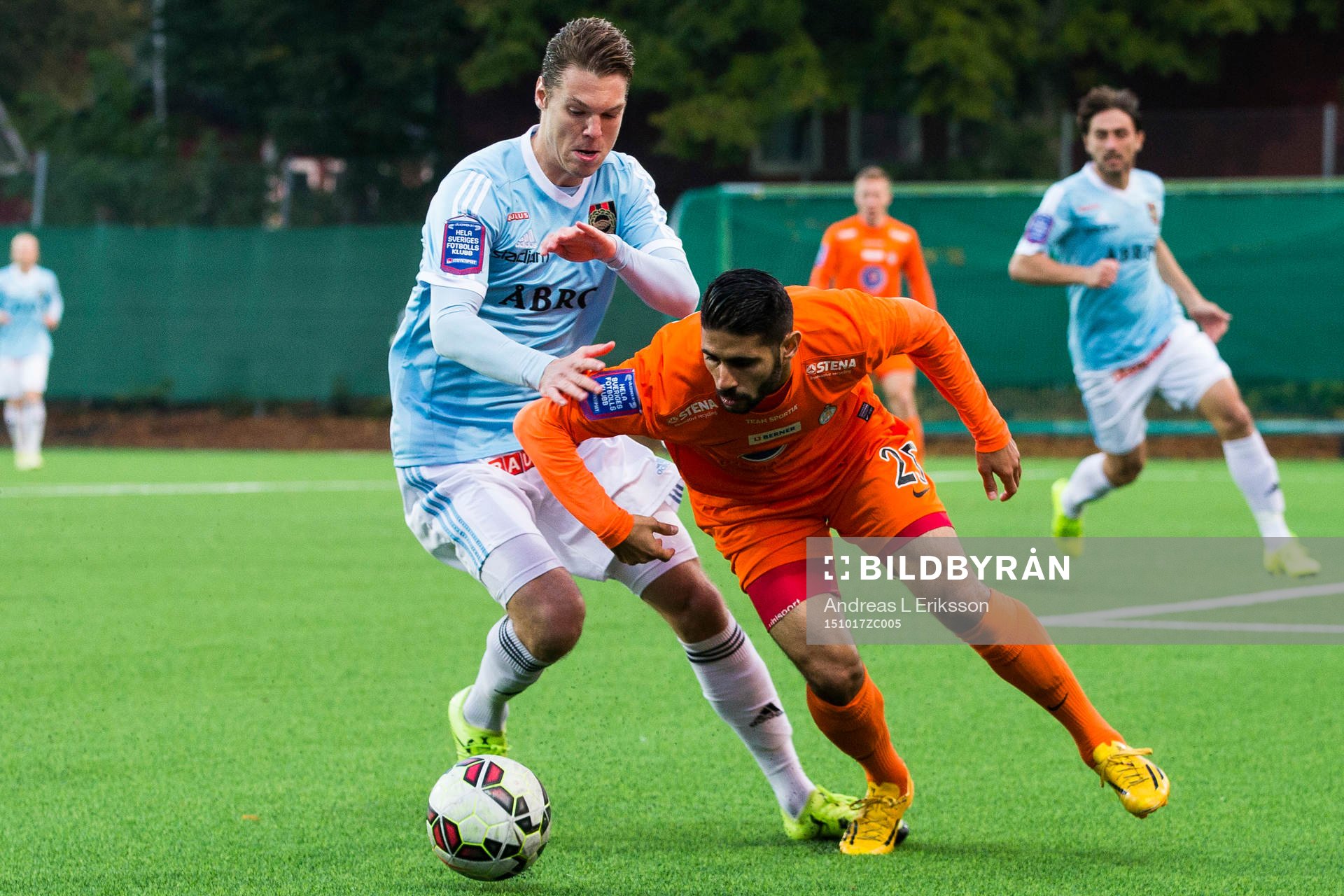 Brommapojkarnas Niclas Vemmelund i kamp om bollen med Athletics Robert Massi under fotbollsmatchen i Superettan mellan AFC United och Brommapojkarna den 17 oktober 2015 i Stockholm.