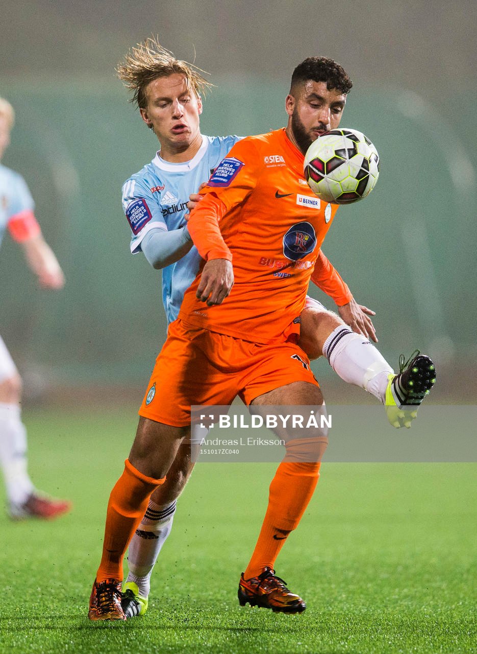 Brommapojkarnas Daniel Stensson i kamp om bollen med
