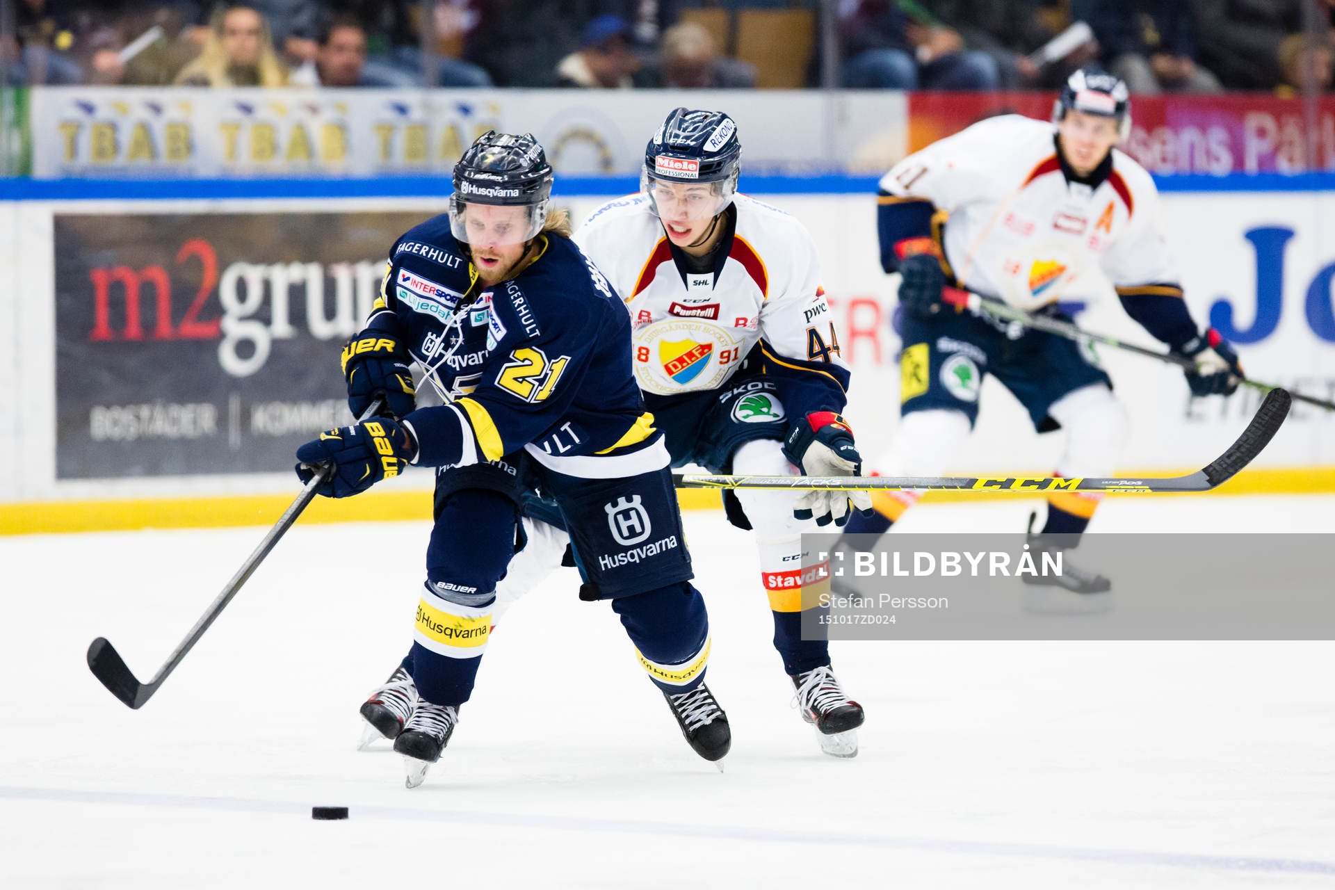 s Mattias Tedenby före Djurgårdens Lukas Vejdemo