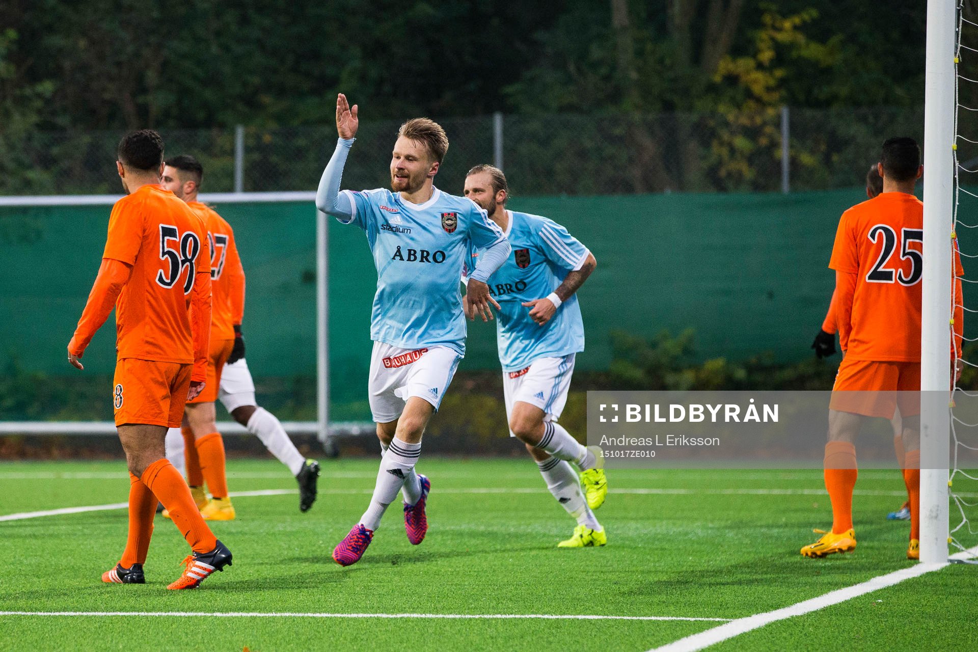 Brommapojkarnas Jacob Une Larsson jublar