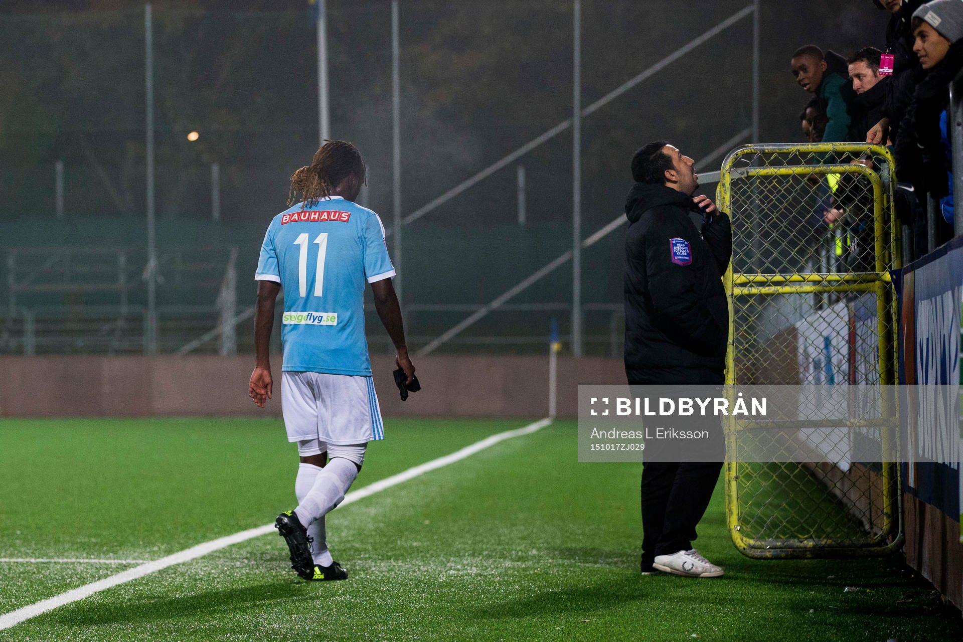 Brommapojkarnas Martin Mutumba lämnar planen