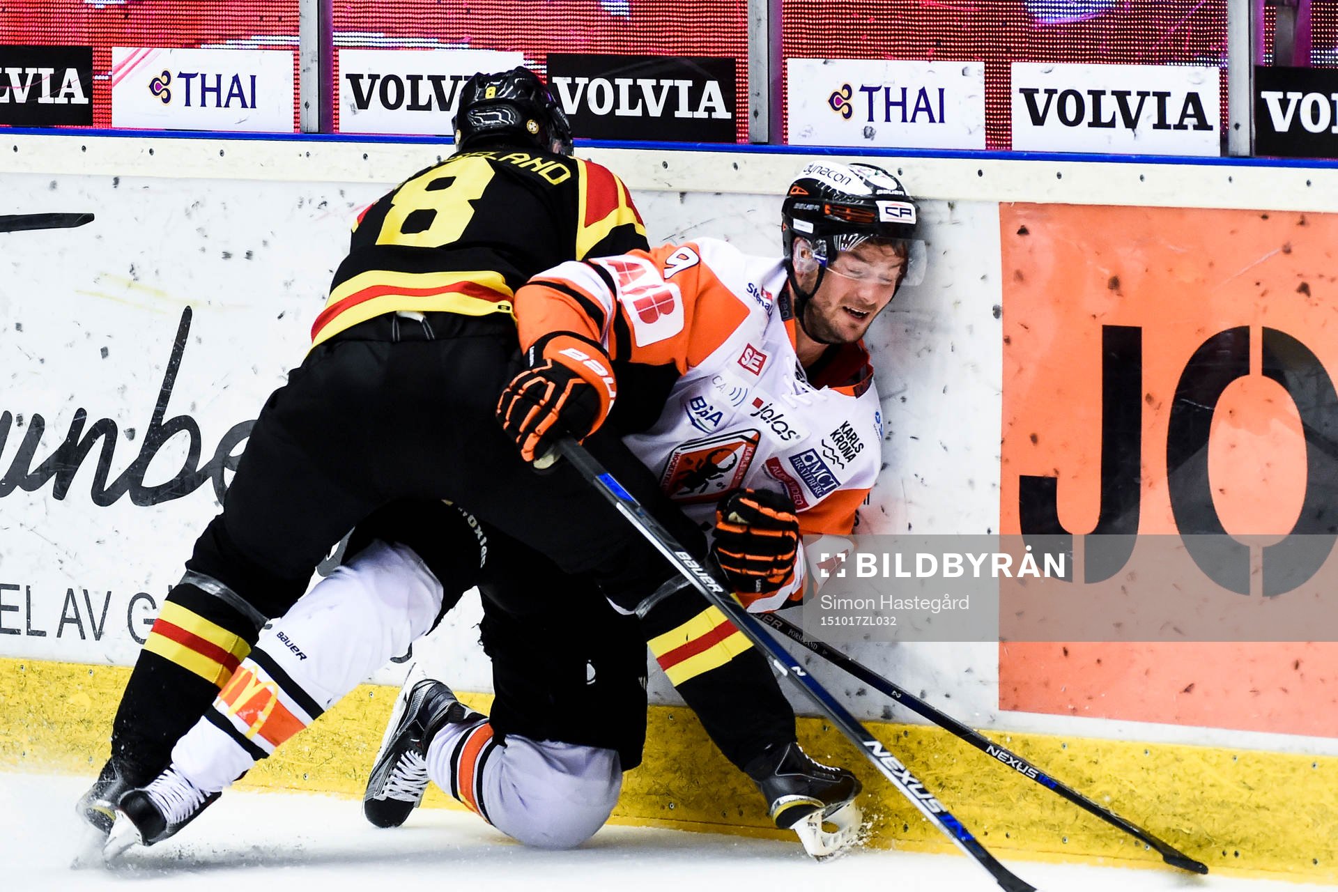 Brynäs Mathias Porseland tacklar in Karlskronas Vjatjeslav
