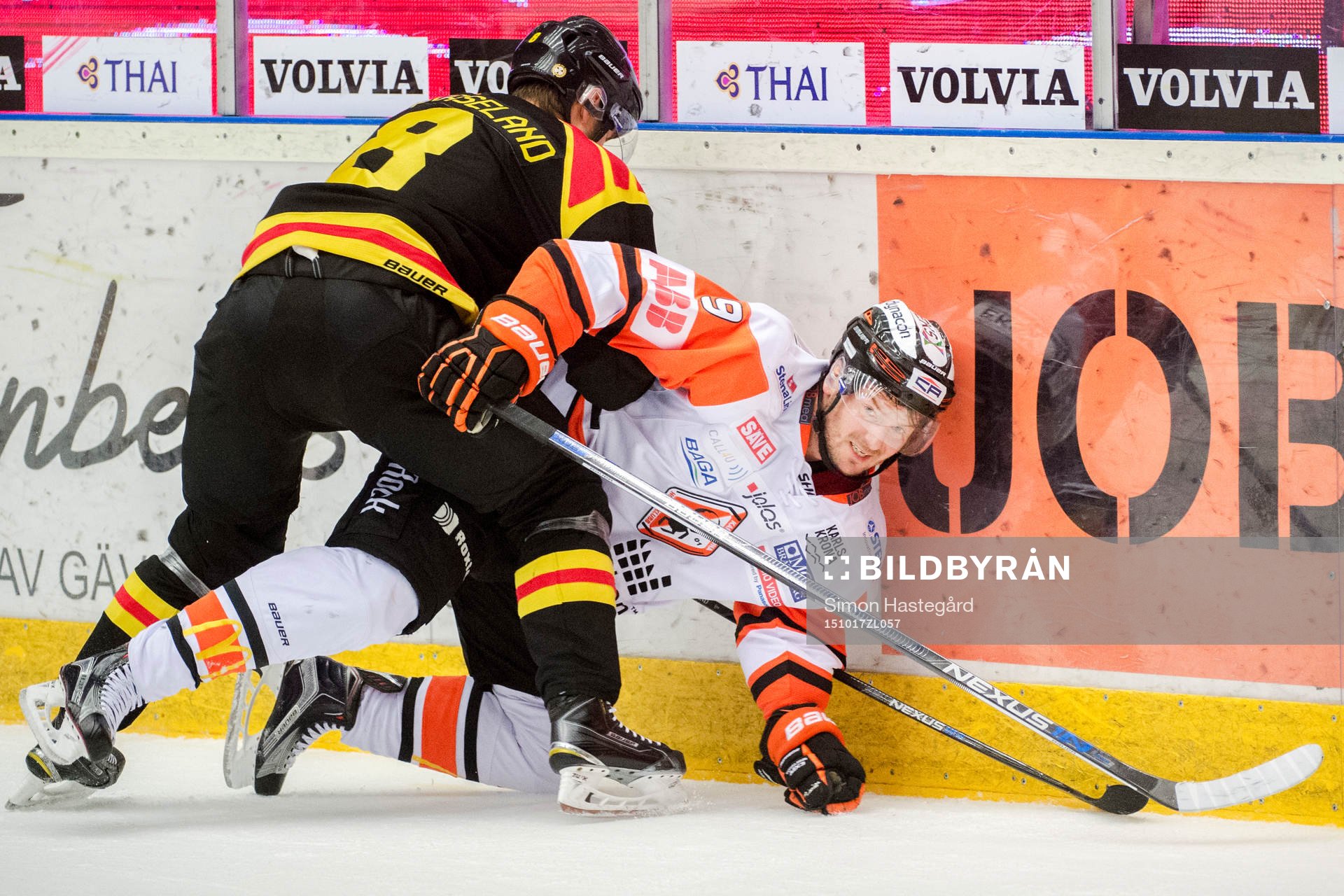 Brynäs Mathias Porseland tacklar Karlskronas Vjatjeslav