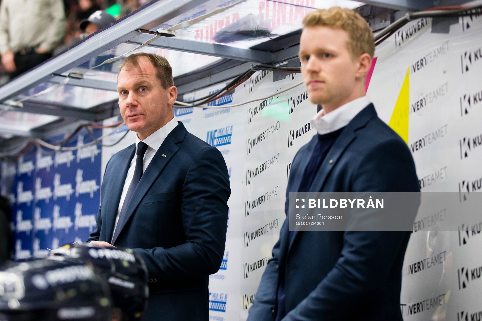s tränare Johan Lindbom har sällskap i båset av HV71:s