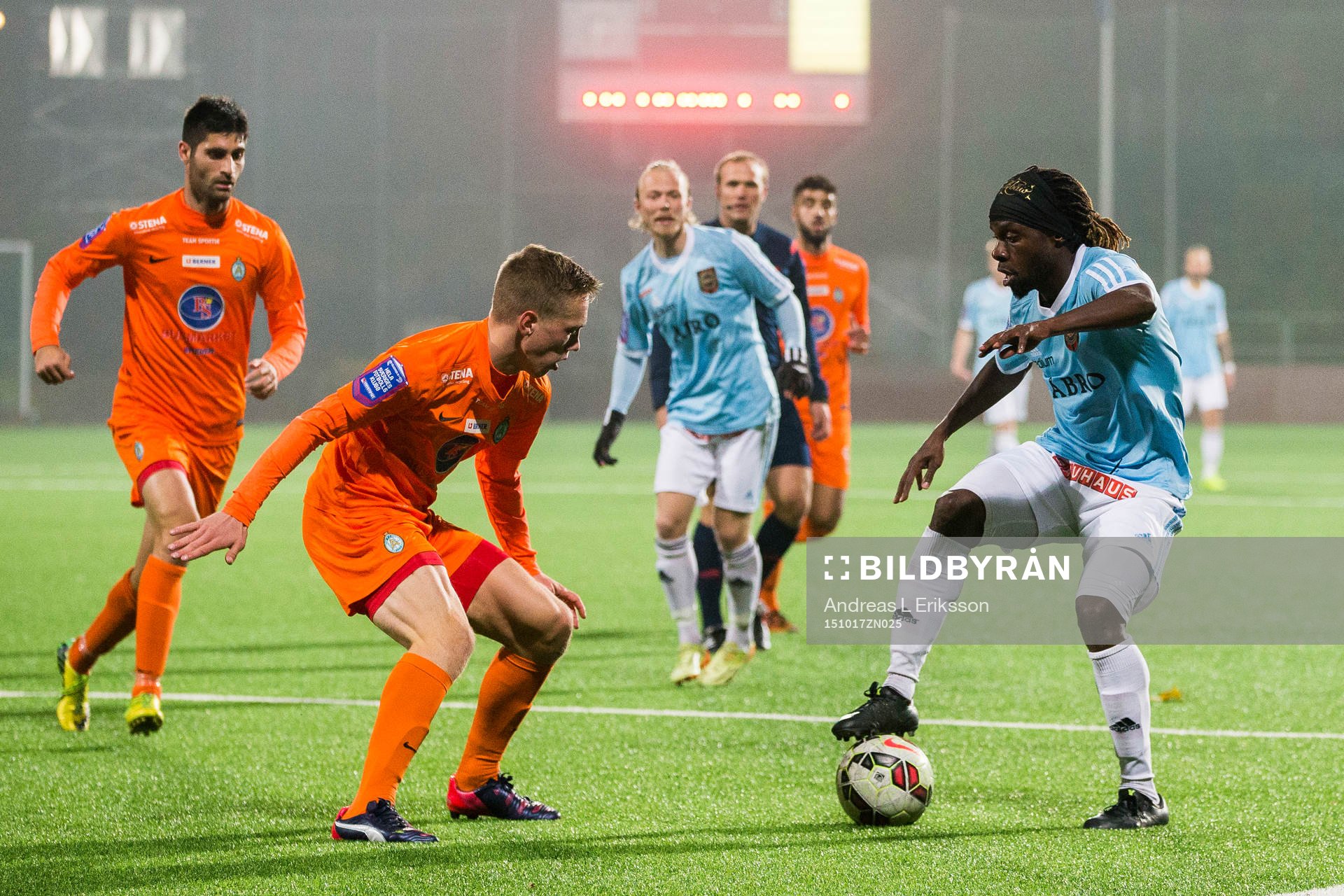 Athletics Gustav Jarl och Brommapojkarnas Martin Mutumba under fotbollsmatchen i Superettan mellan AFC United och Brommapojkarna den 17 oktober 2015 i Stockholm.