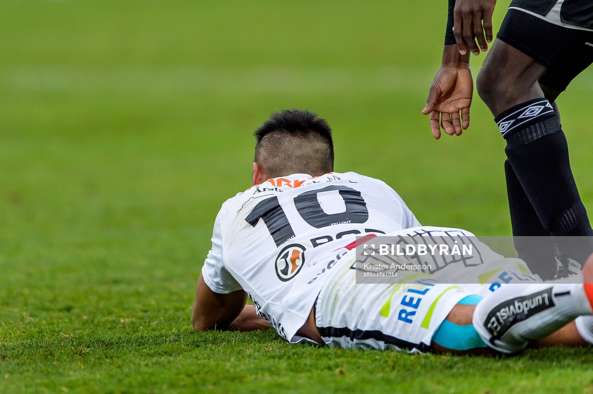 Sirius Stefan Silva ligger på gräset och deppar
