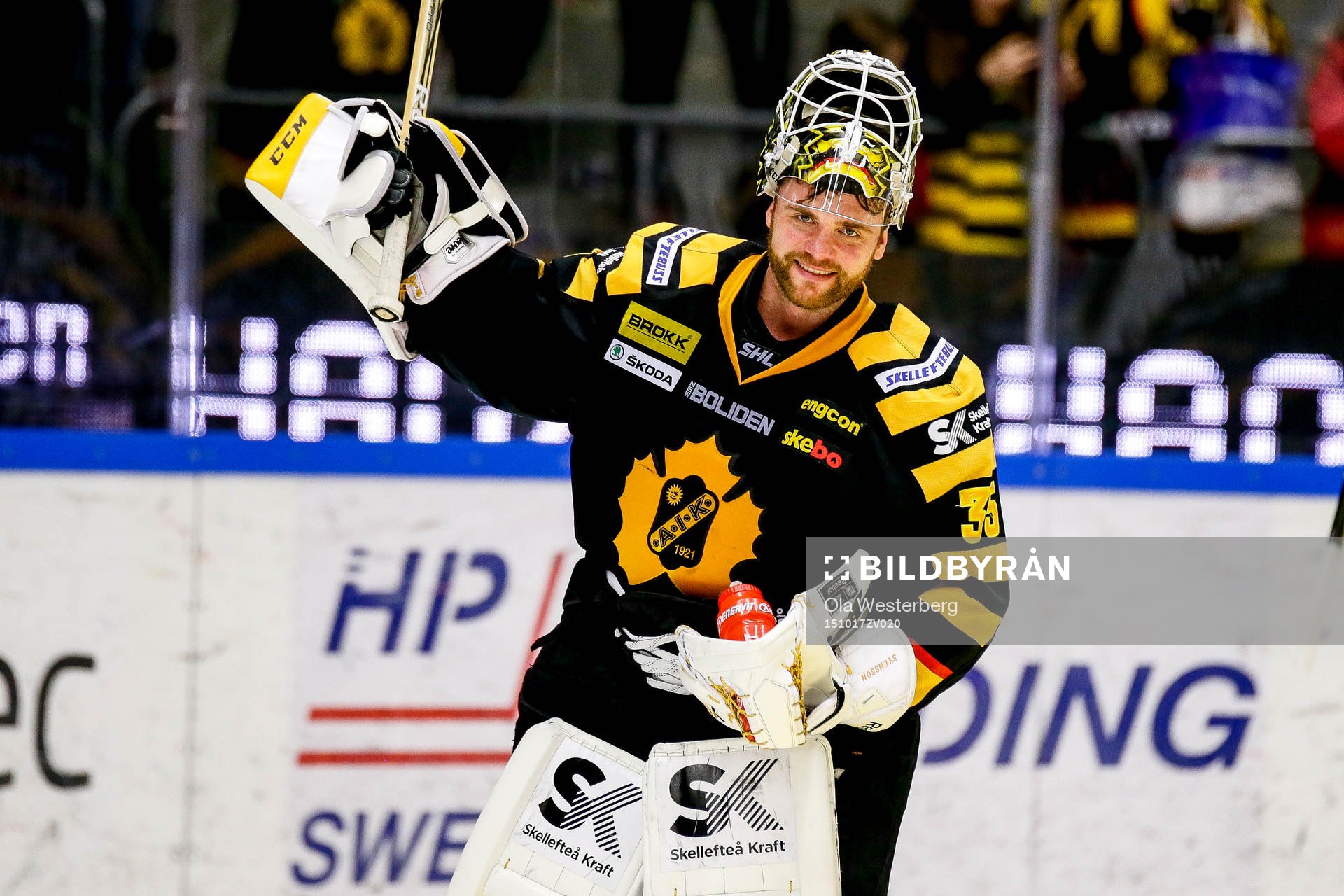 Skellefteås målvakt Markus Svensson jublar
