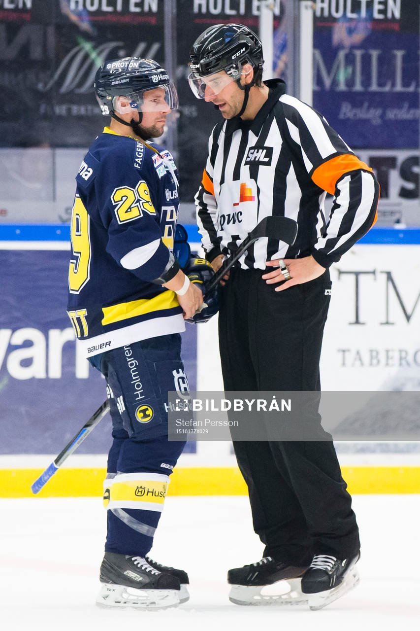 s Chris Abbott i diskussion med domaren Mikael Sjöqvist