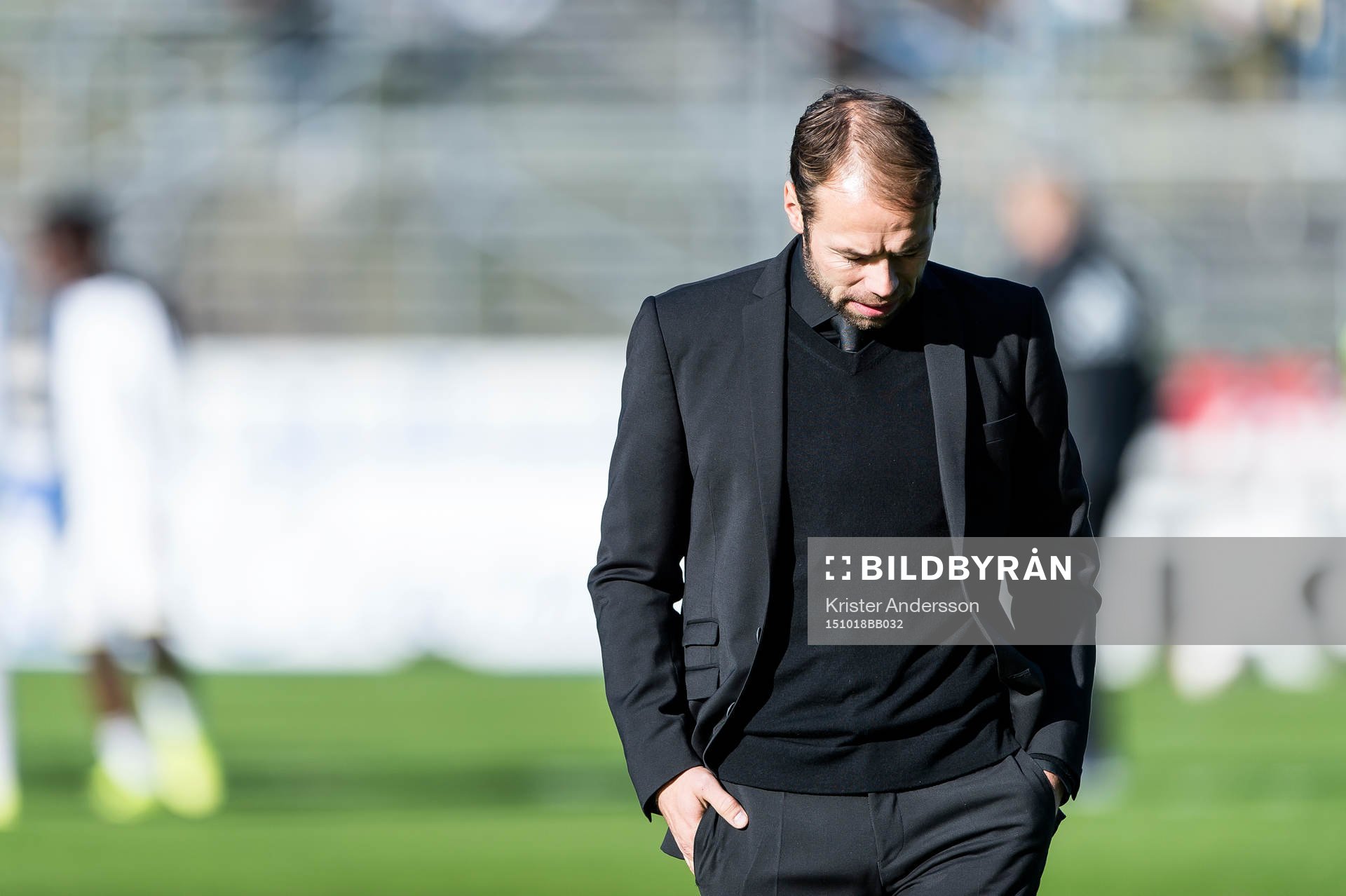 s tränare Andreas Alm funderar före fotbollsmatchen i