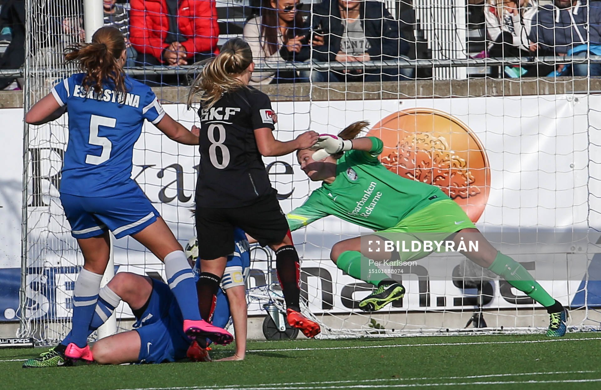 Eskilstuna Uniteds Målvakt Emelie Lundberg räddar en chans