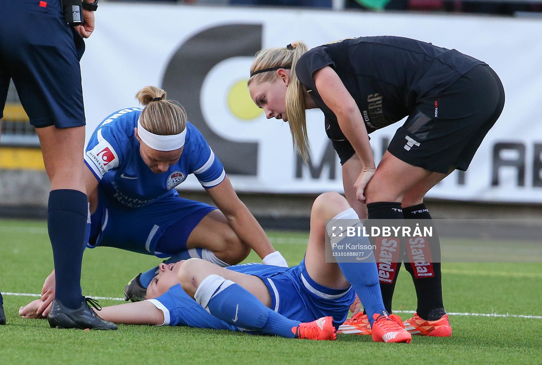 Eskilstuna Uniteds Petra Larsson skadad i första halvlek i