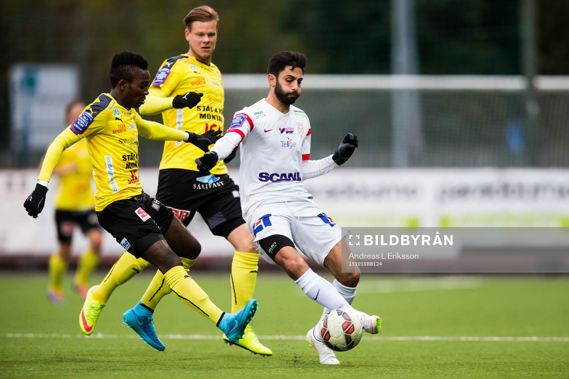 Mjällbys Lumala Abdu och Assyriskas Isa Demir under fotbollsmatchen i Superettan mellan Assyriska och Mjällby den 18 oktober 2015 i Södertälje.