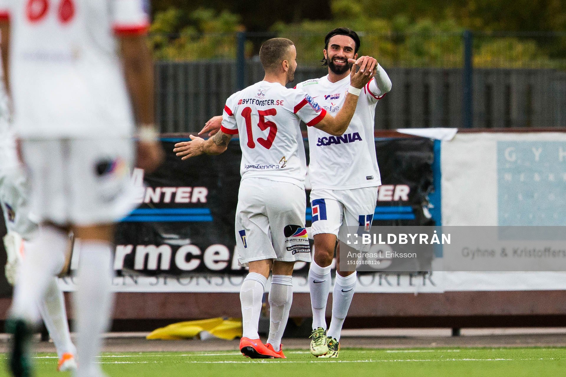 Assyriskas George Makdessi gratulerar Assyriskas Alexander