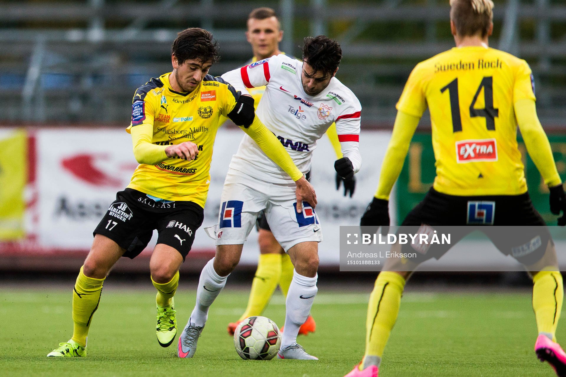 Mjällbys Lukas Grill i kamp om bollen med Assyriskas Isa