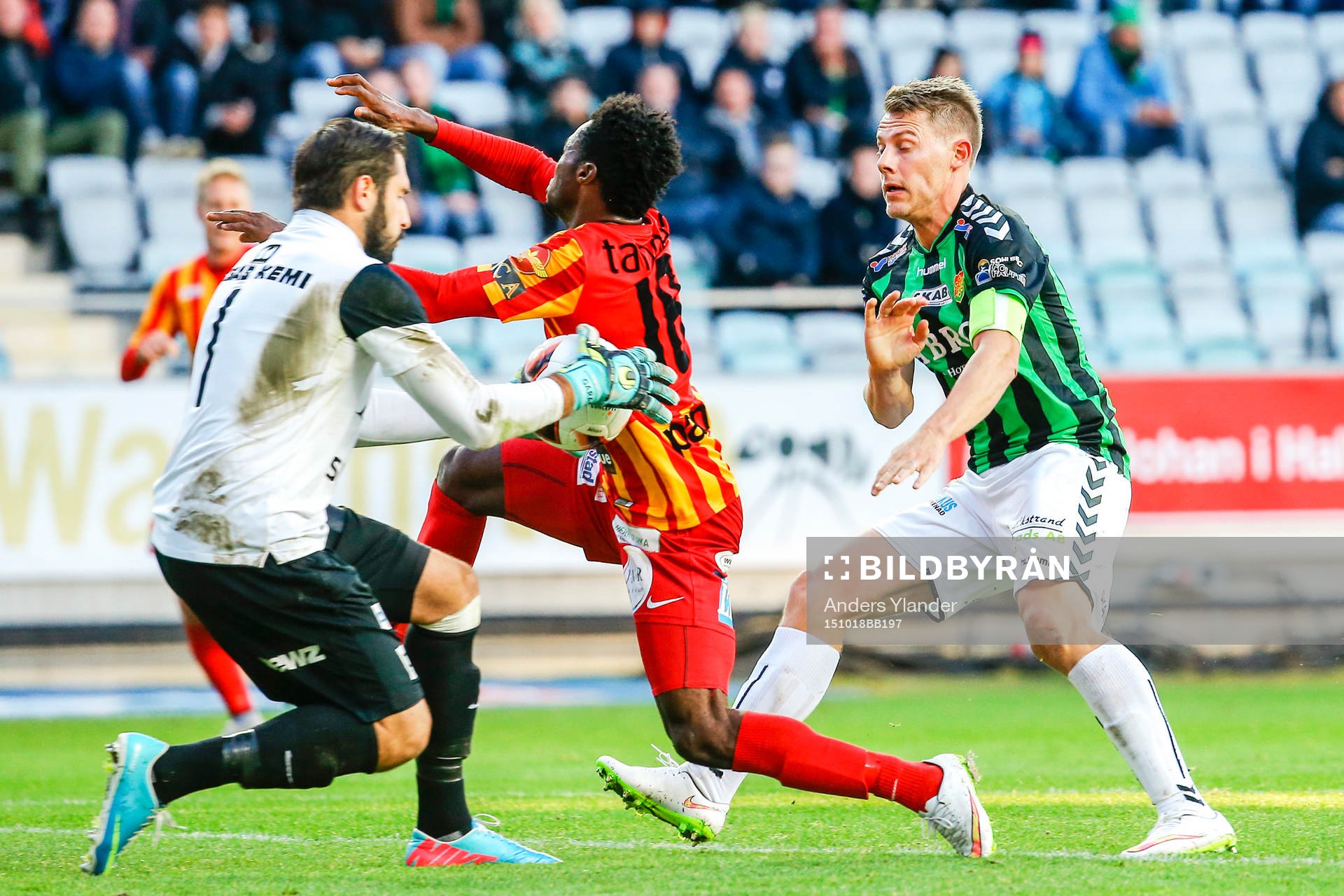 Syrianskas målvakt Dejan Garaca tar bollen. Syrianskas