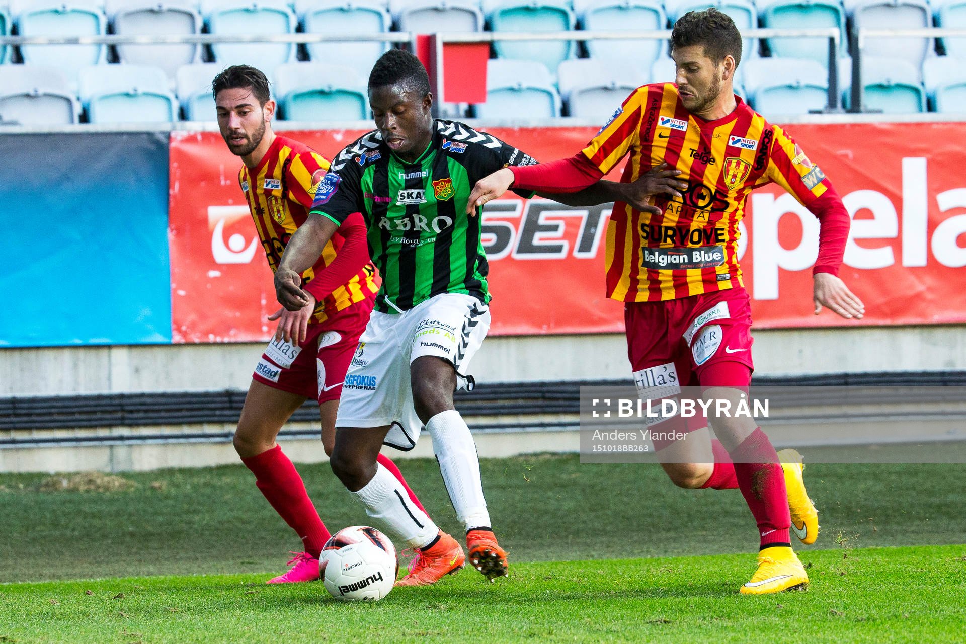 Kieron Cadogan, GAIS  dribblar med Syrianskas Gabriel Somi
